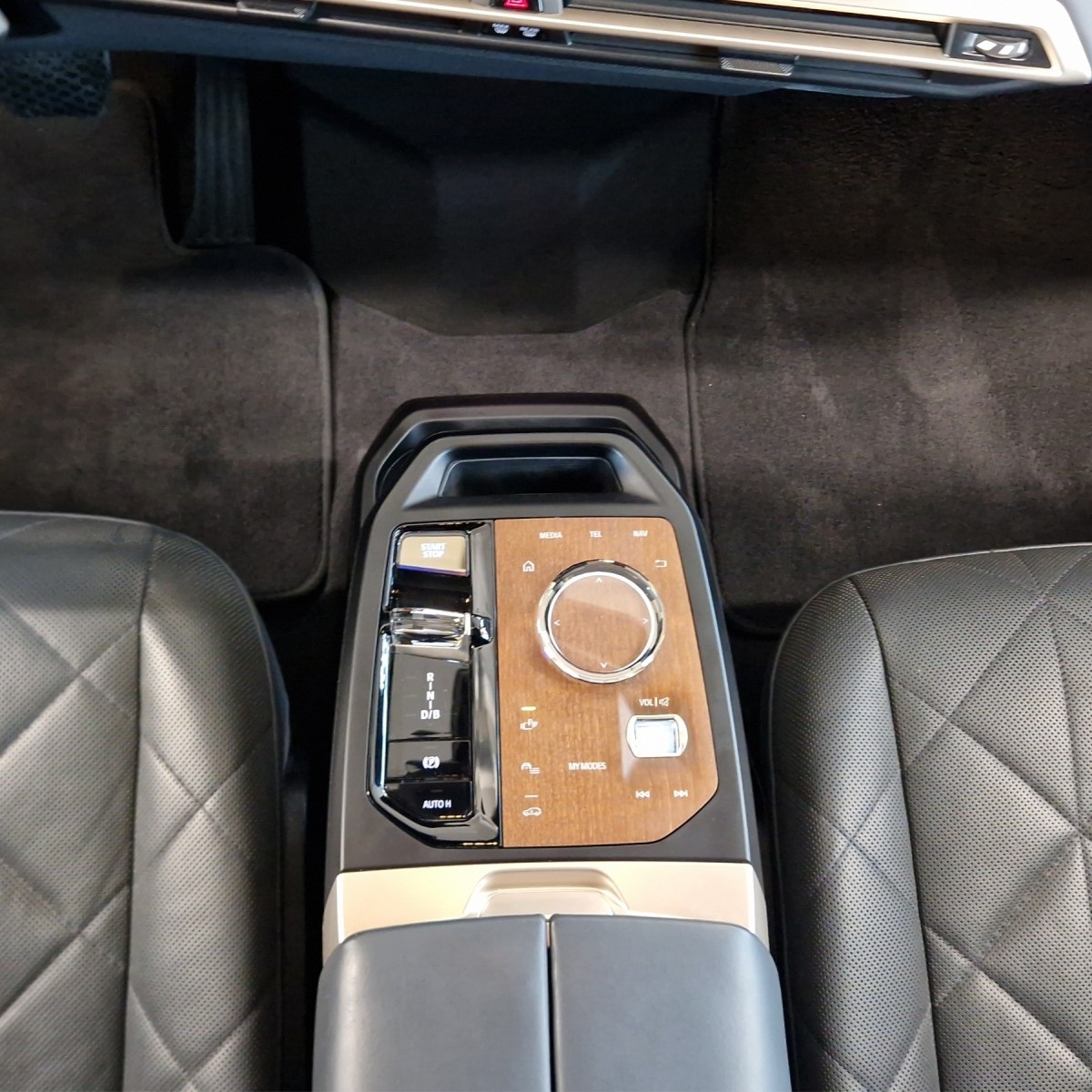 BMW iX xDrive50 Sport-image-13