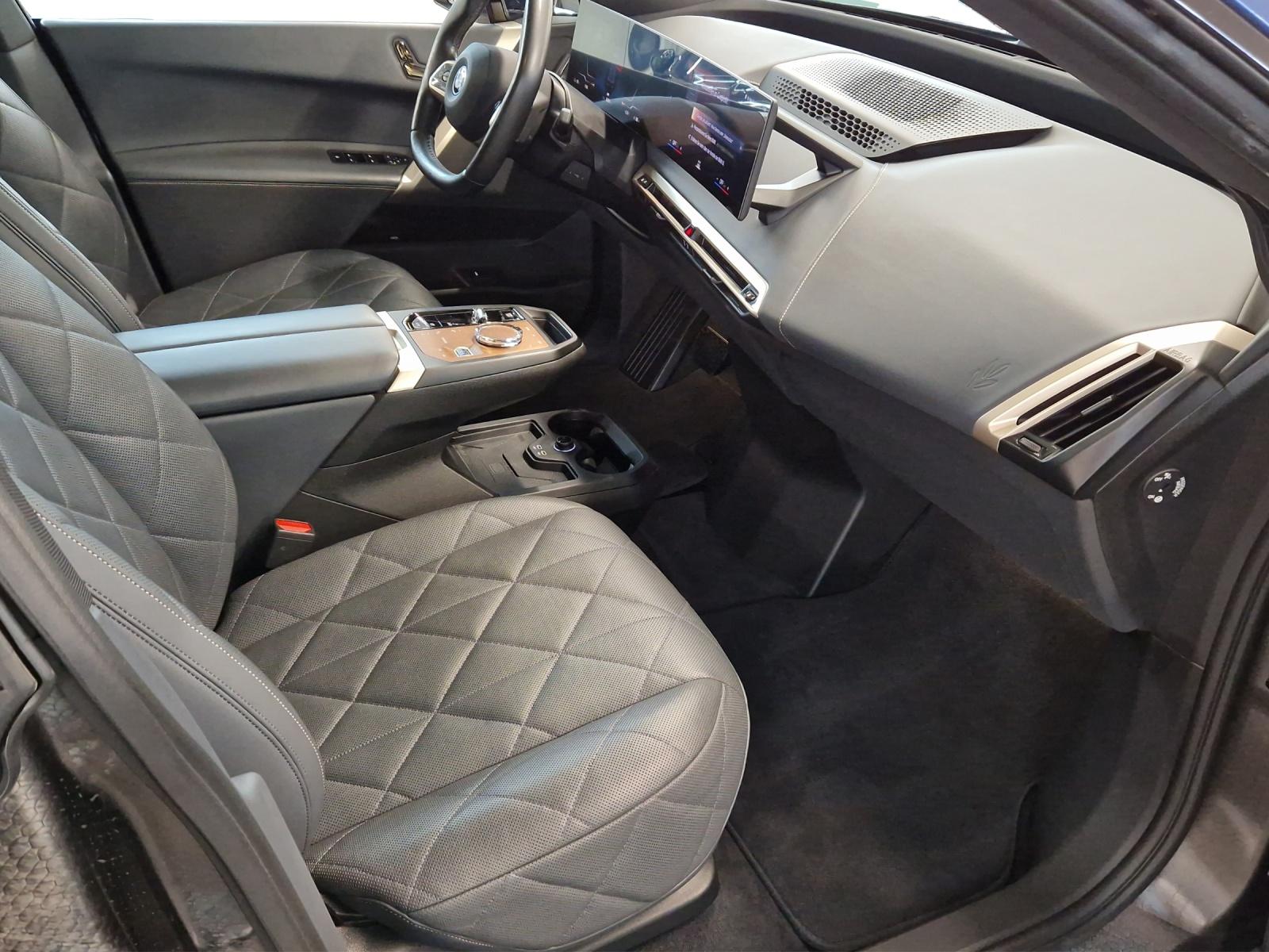 BMW iX xDrive50 Sport-image-12