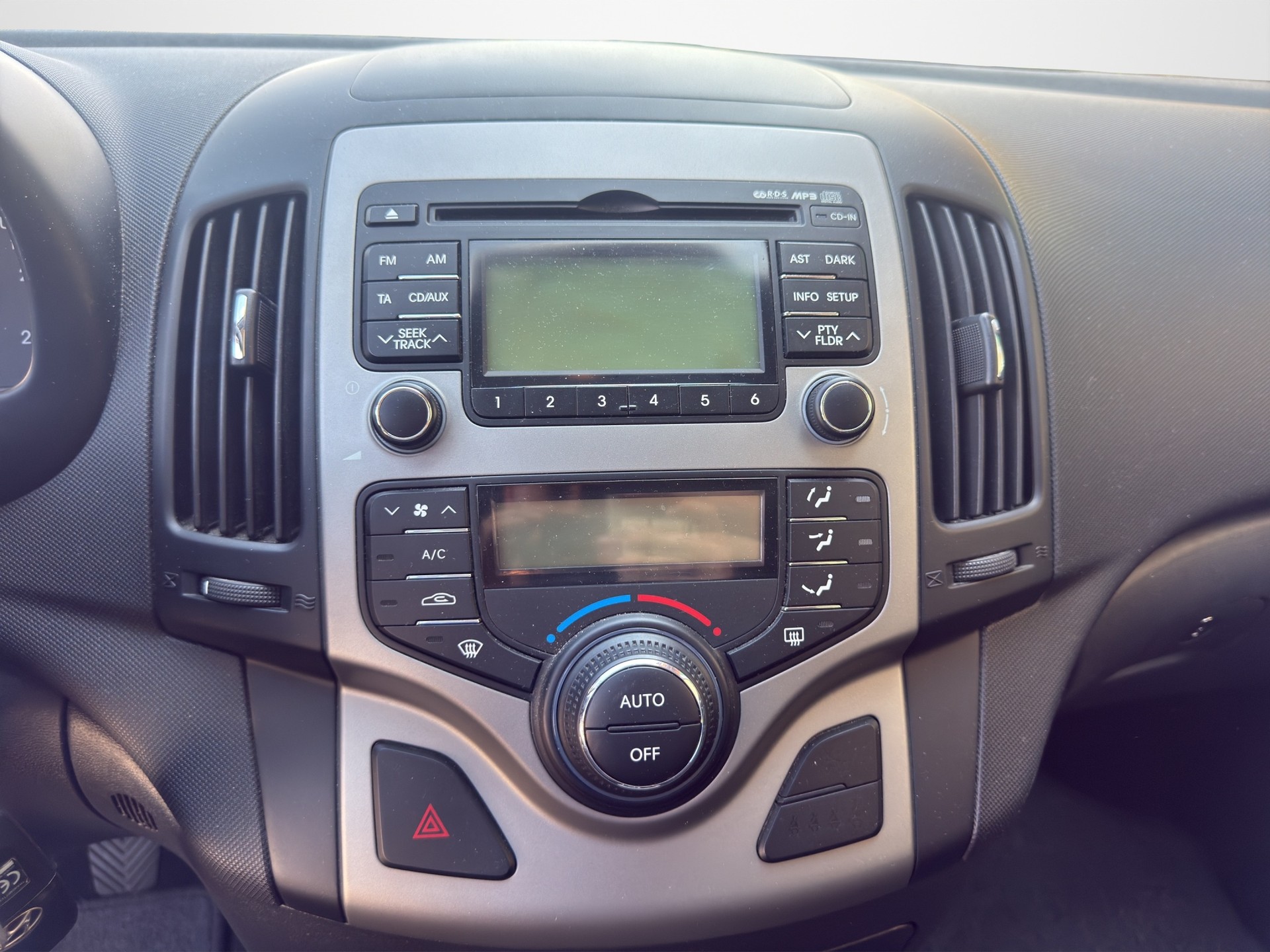 HYUNDAI i30 1.6 Swiss Plus Edition-image-11