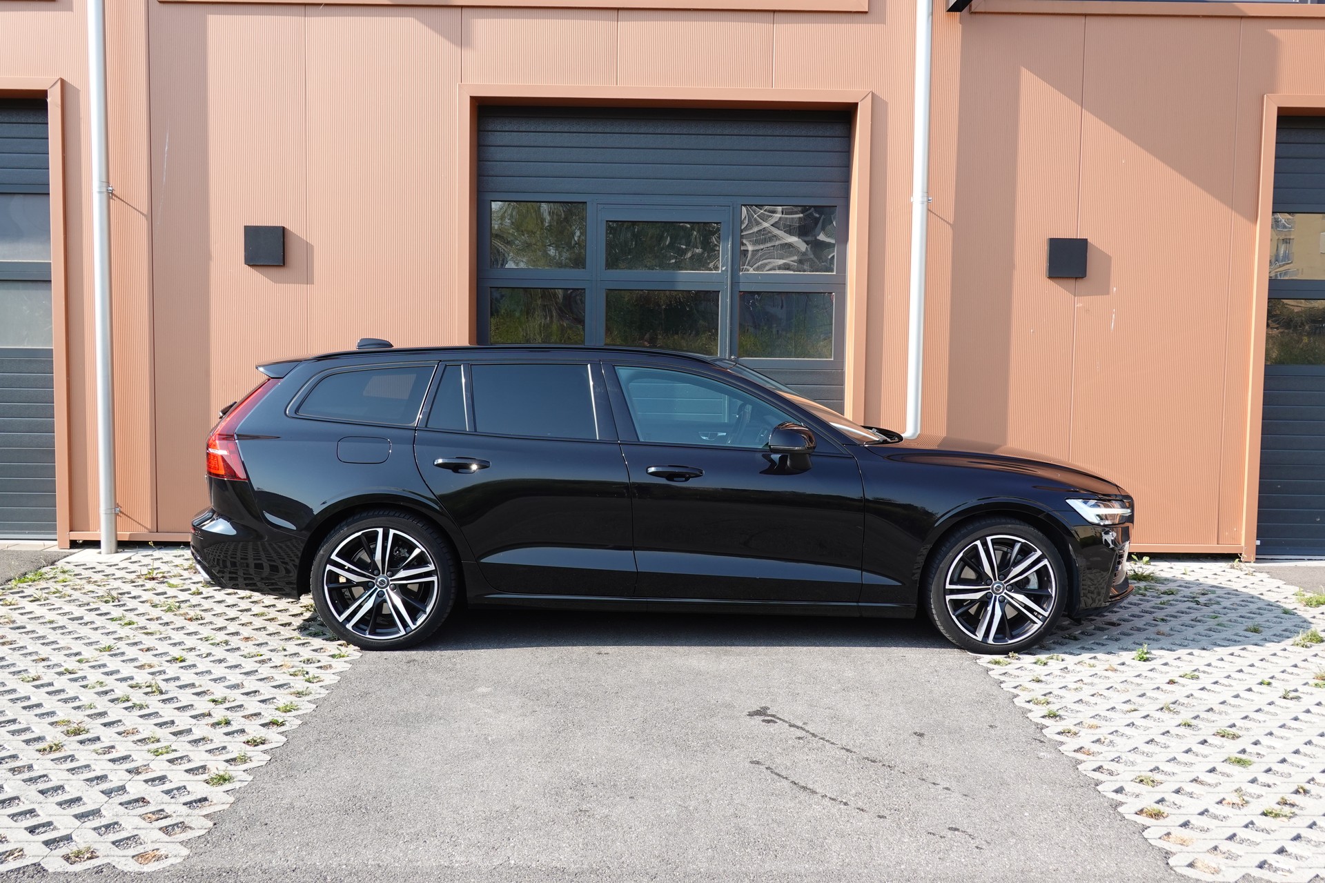 VOLVO V60 T6 eAWD Twin Engine * CH Véhicule * Harman Kardon * Sièges Electrique chauffants * Volant chauffant * Caméra recul*-image-3