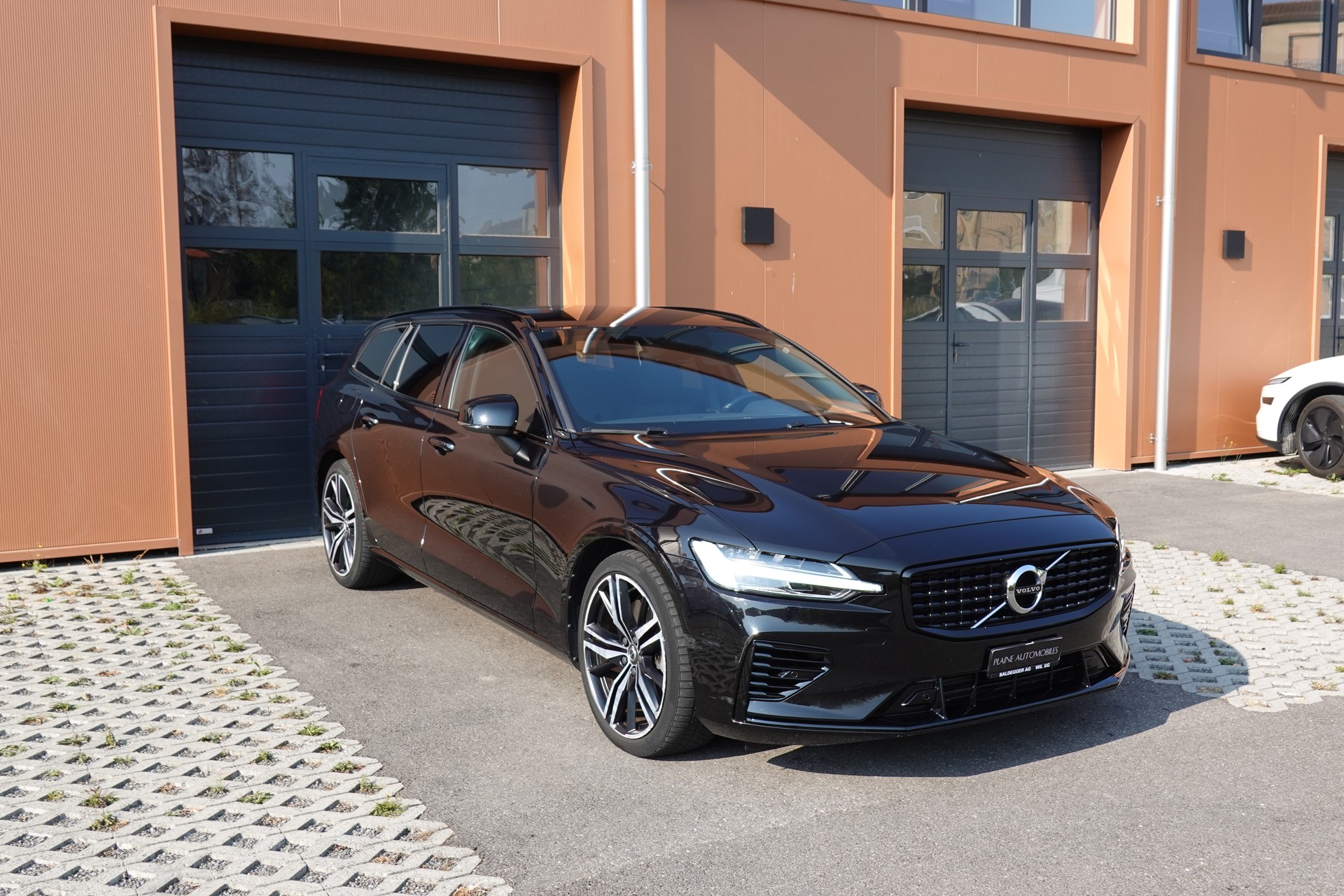 VOLVO V60 T6 eAWD Twin Engine * CH Véhicule * Harman Kardon * Sièges Electrique chauffants * Volant chauffant * Caméra recul*-image-2