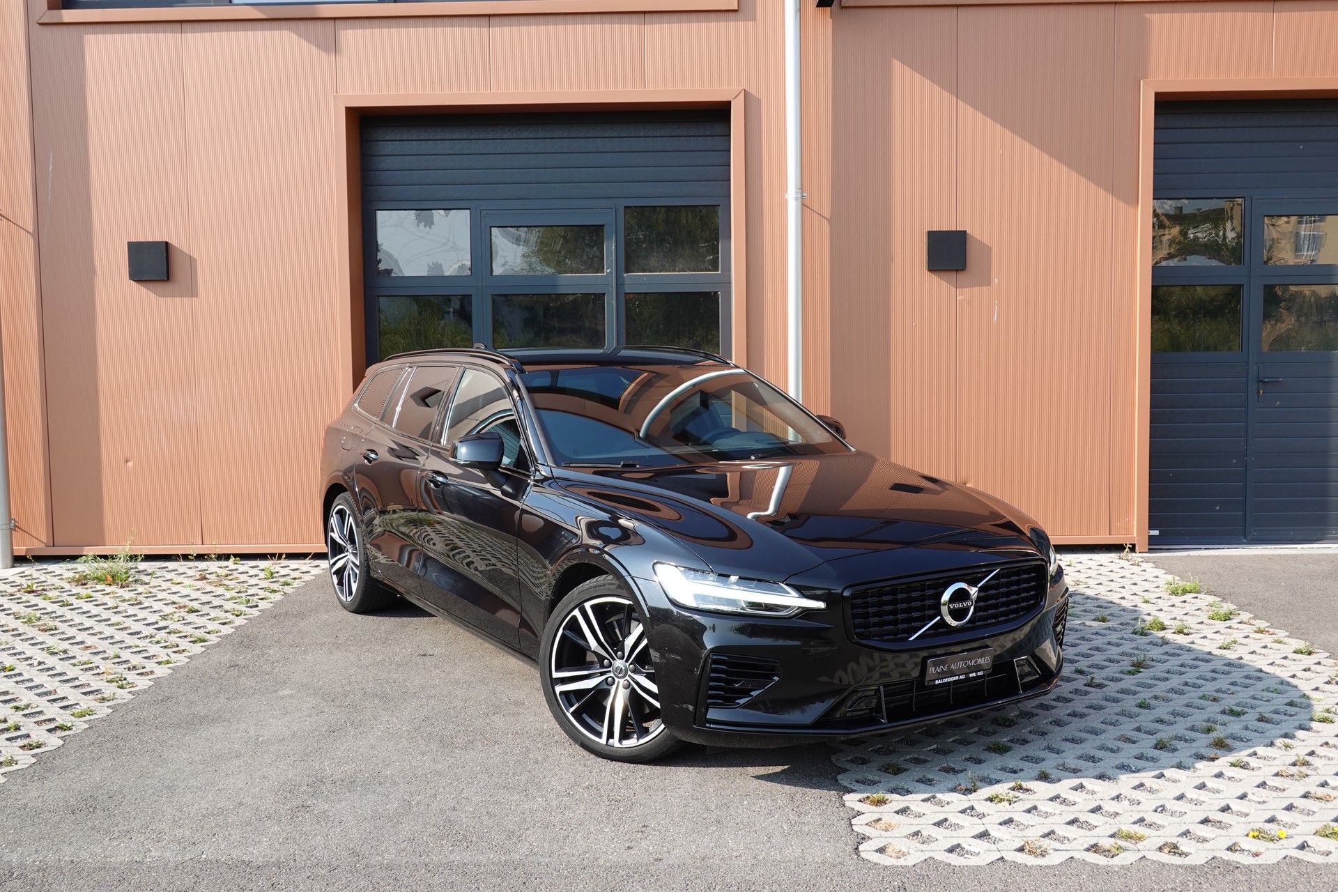 VOLVO V60 T6 eAWD Twin Engine * CH Véhicule * Harman Kardon * Sièges Electrique chauffants * Volant chauffant * Caméra recul*-image-0