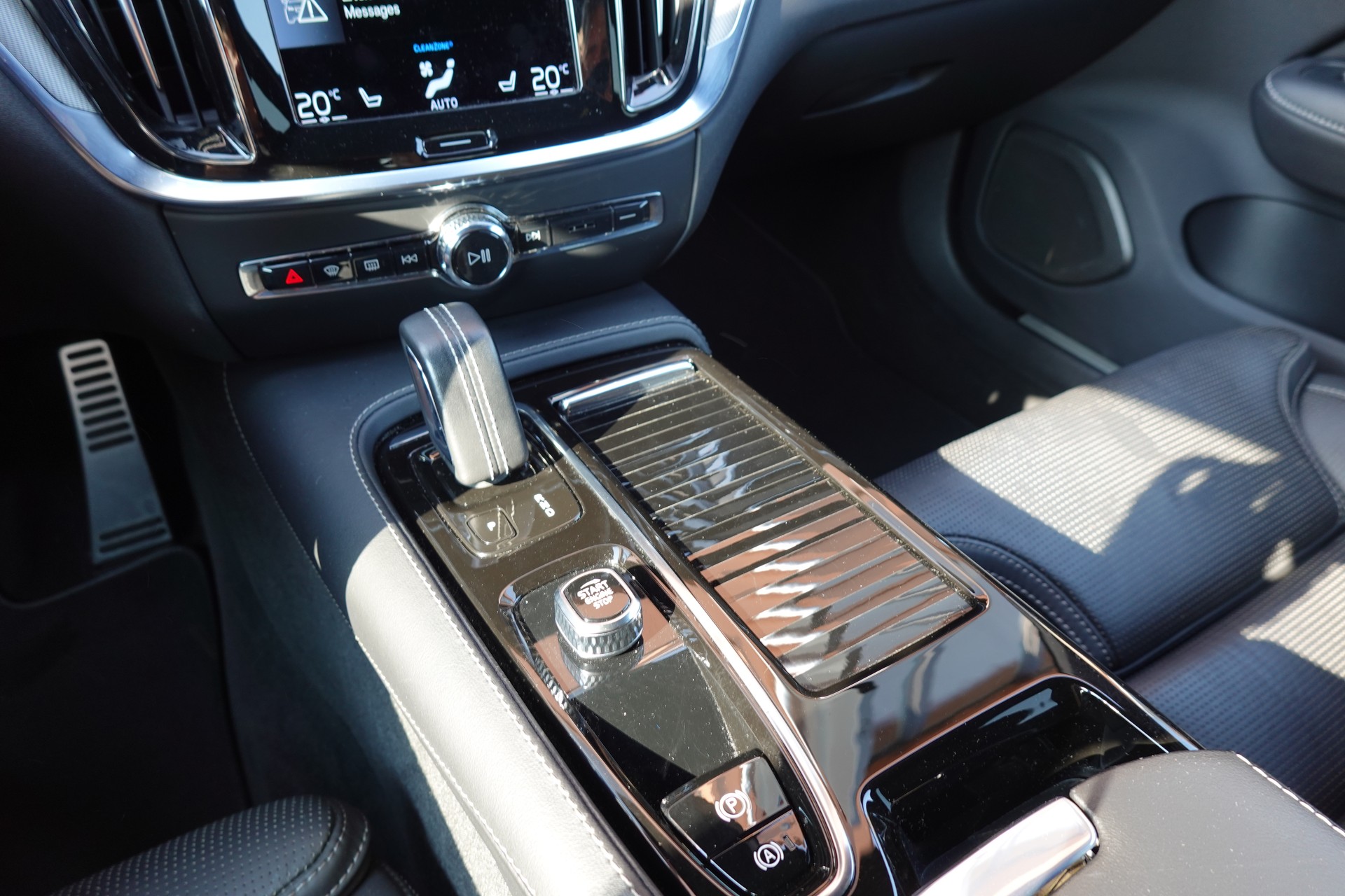 VOLVO V60 T6 eAWD Twin Engine * CH Véhicule * Harman Kardon * Sièges Electrique chauffants * Volant chauffant * Caméra recul*-image-14