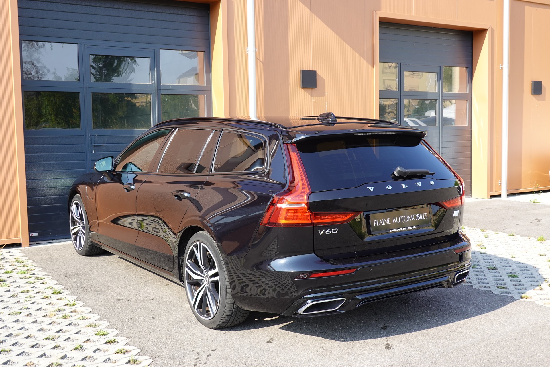VOLVO V60 T6 eAWD Twin Engine * CH Véhicule * Harman Kardon * Sièges Electrique chauffants * Volant chauffant * Caméra recul*-image-9
