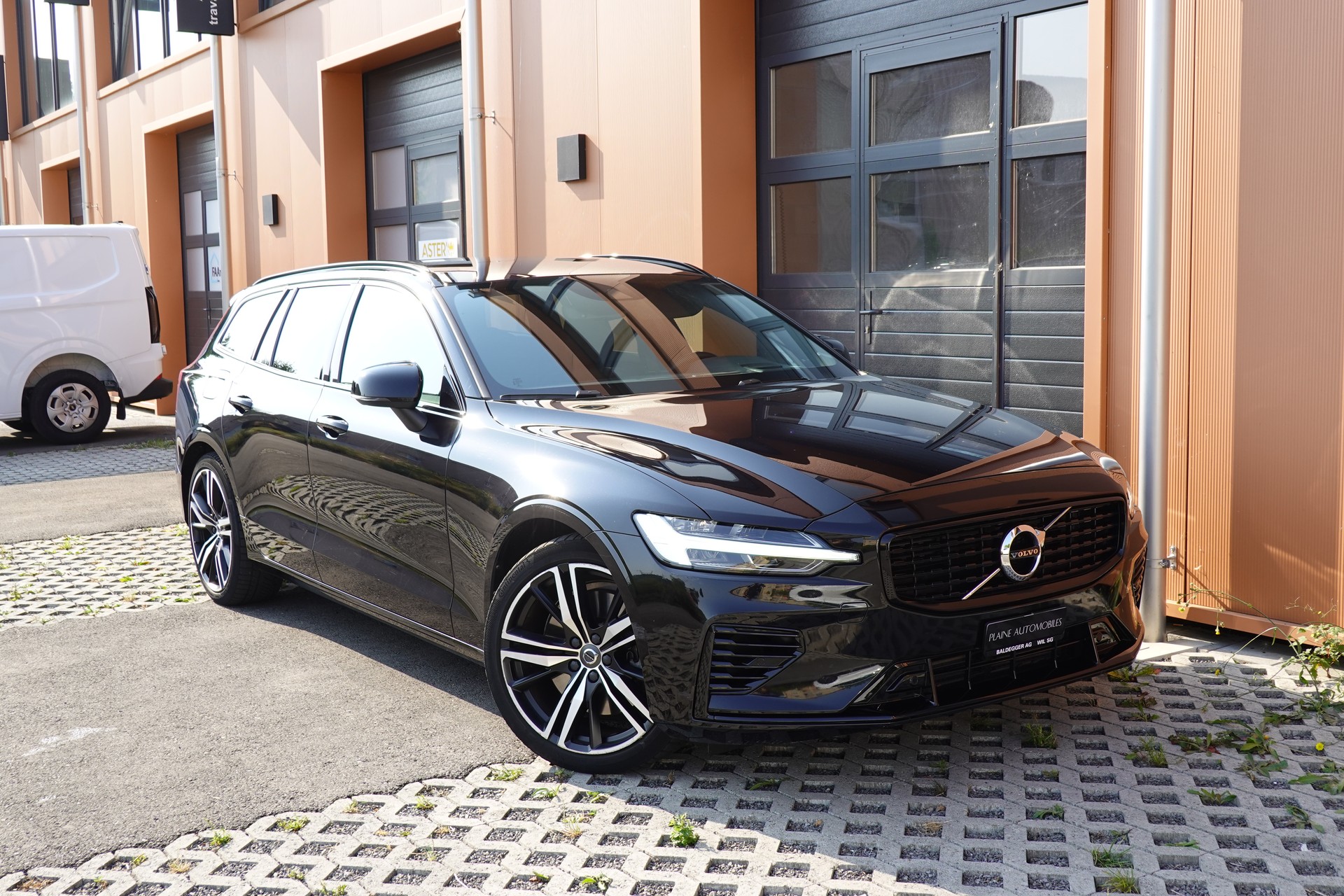 VOLVO V60 T6 eAWD Twin Engine * CH Véhicule * Harman Kardon * Sièges Electrique chauffants * Volant chauffant * Caméra recul*-image-5