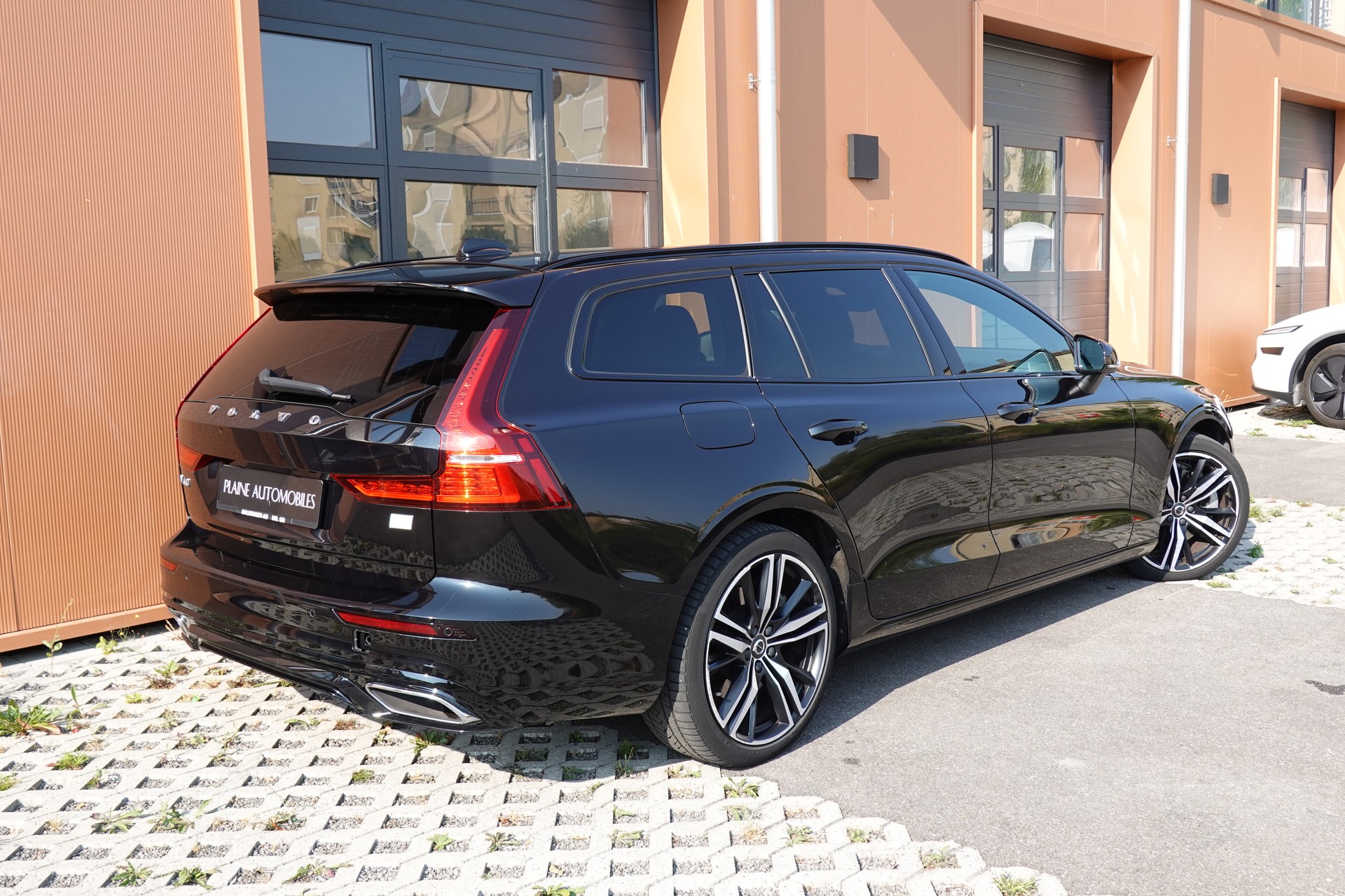VOLVO V60 T6 eAWD Twin Engine * CH Véhicule * Harman Kardon * Sièges Electrique chauffants * Volant chauffant * Caméra recul*-image-6