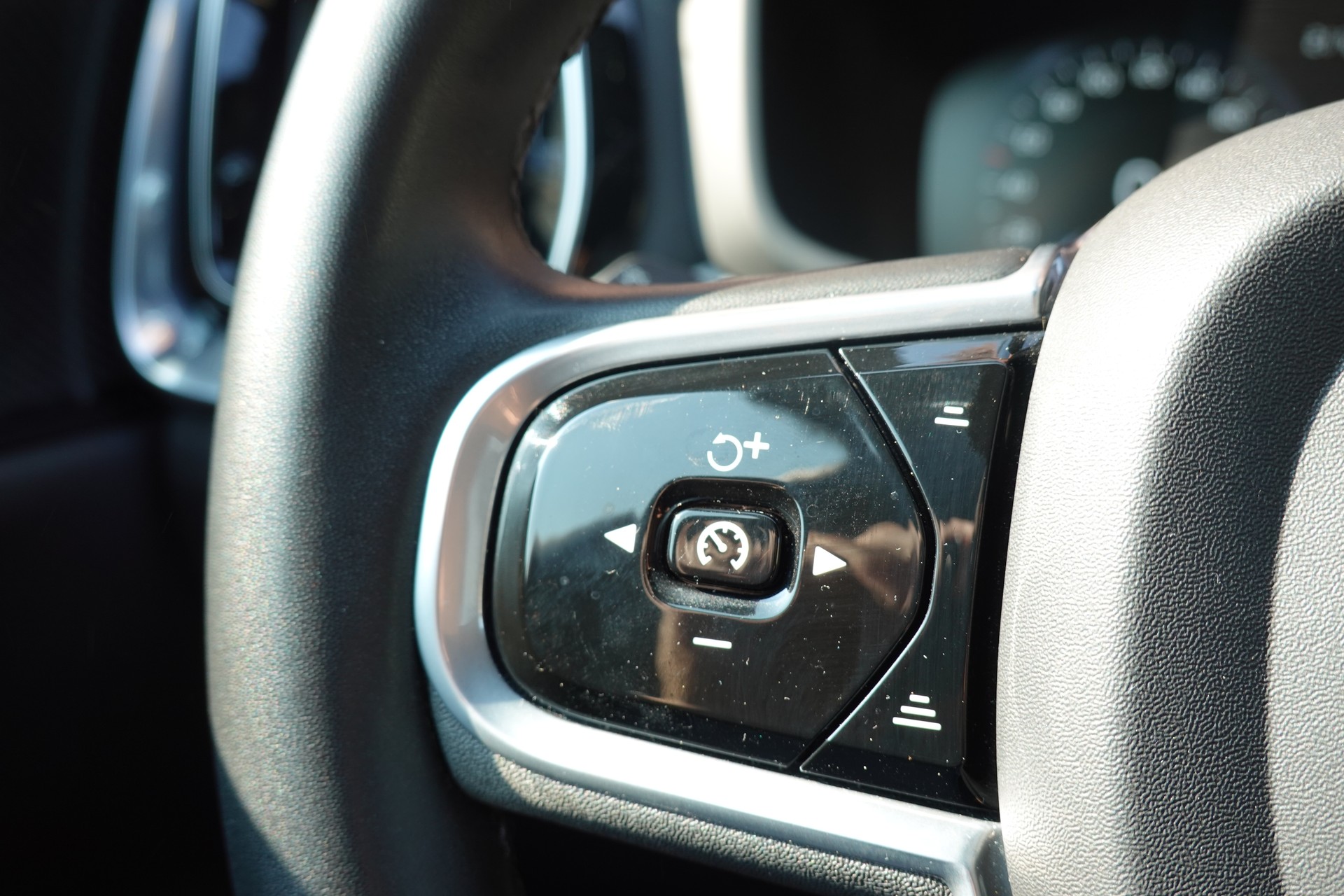 VOLVO V60 T6 eAWD Twin Engine * CH Véhicule * Harman Kardon * Sièges Electrique chauffants * Volant chauffant * Caméra recul*-image-12