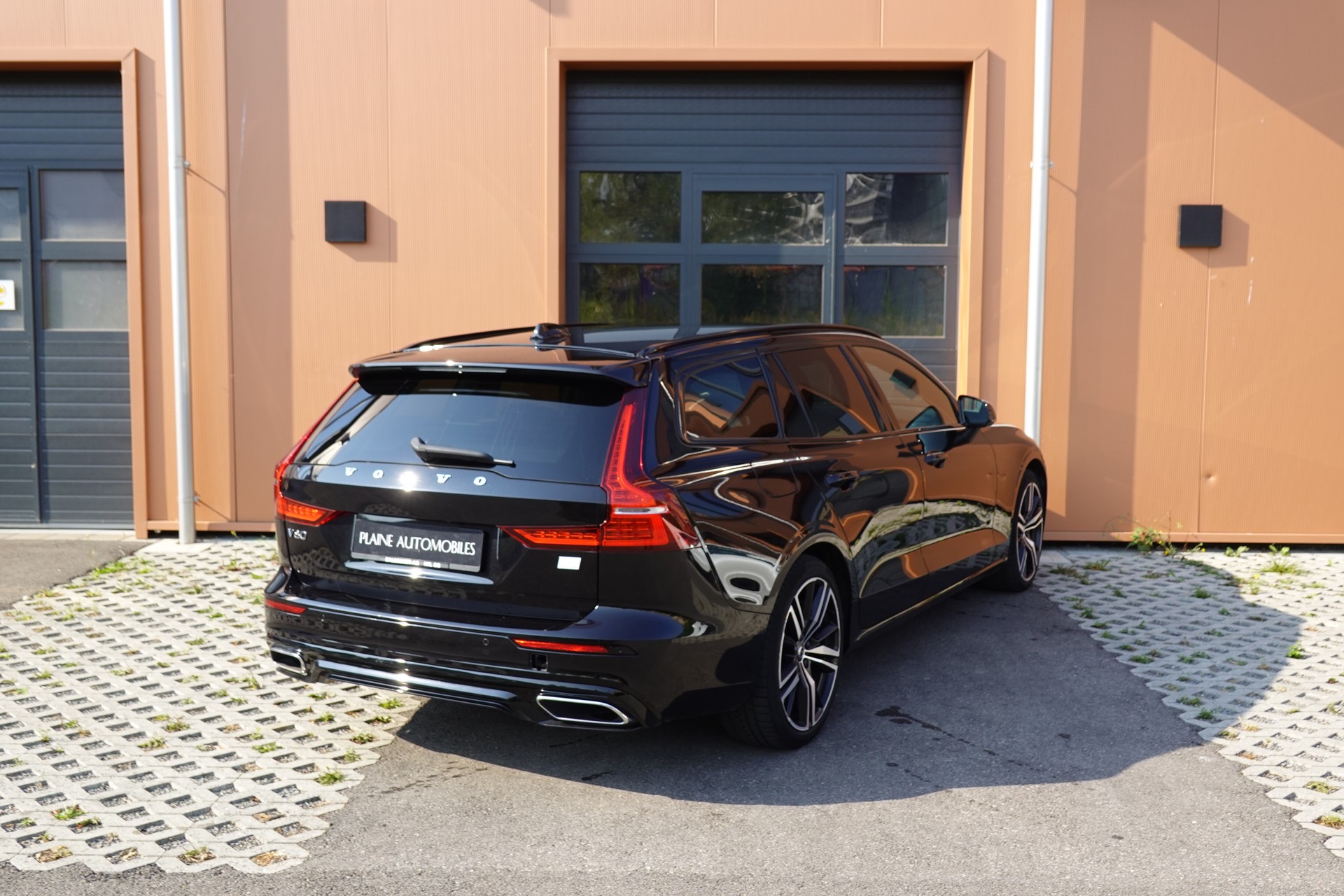 VOLVO V60 T6 eAWD Twin Engine * CH Véhicule * Harman Kardon * Sièges Electrique chauffants * Volant chauffant * Caméra recul*-image-7