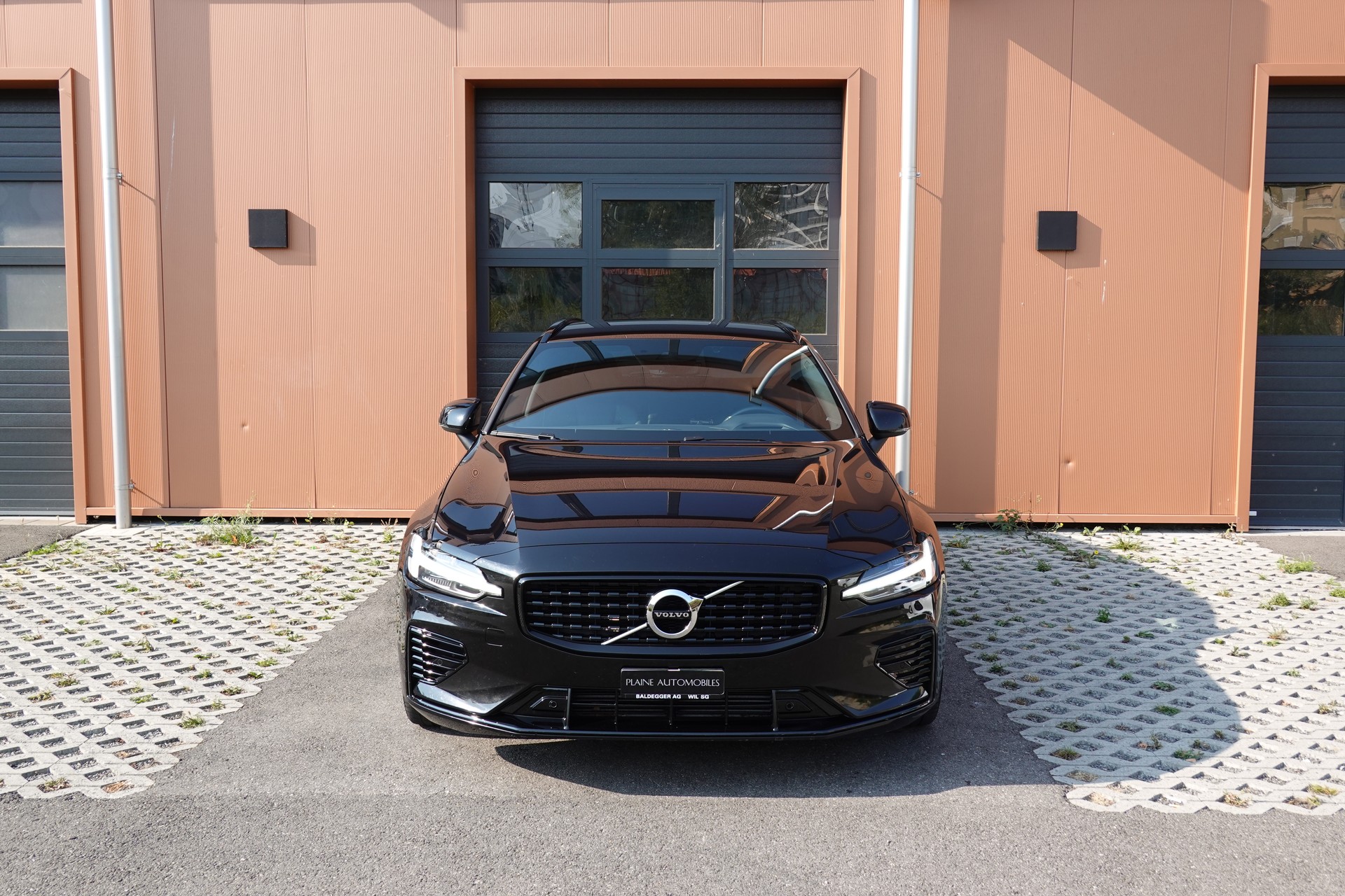 VOLVO V60 T6 eAWD Twin Engine * CH Véhicule * Harman Kardon * Sièges Electrique chauffants * Volant chauffant * Caméra recul*-image-1
