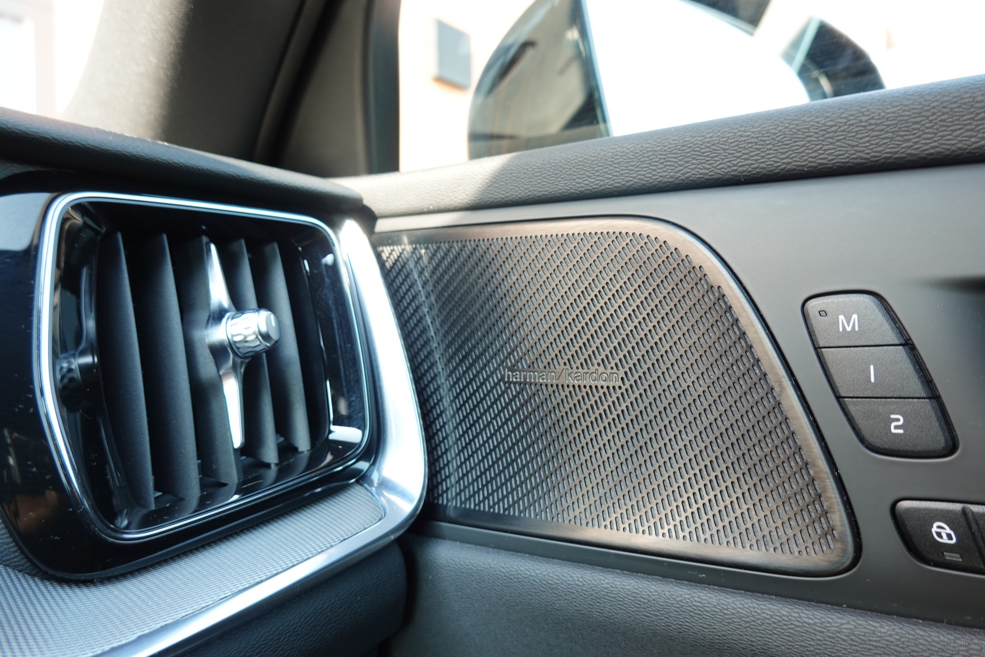 VOLVO V60 T6 eAWD Twin Engine * CH Véhicule * Harman Kardon * Sièges Electrique chauffants * Volant chauffant * Caméra recul*-image-19