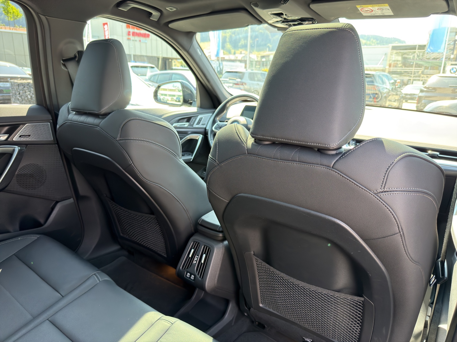 BMW iX1 xDrive 30 M Sport-image-17