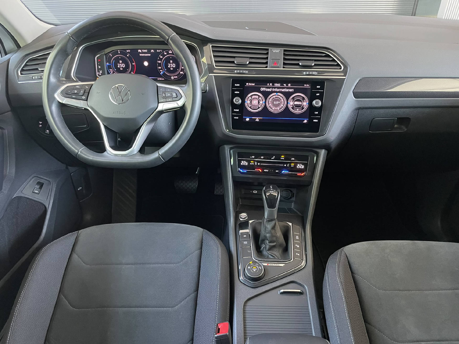 VW Tiguan 2.0 TDI SCR Elegance DSG-image-6
