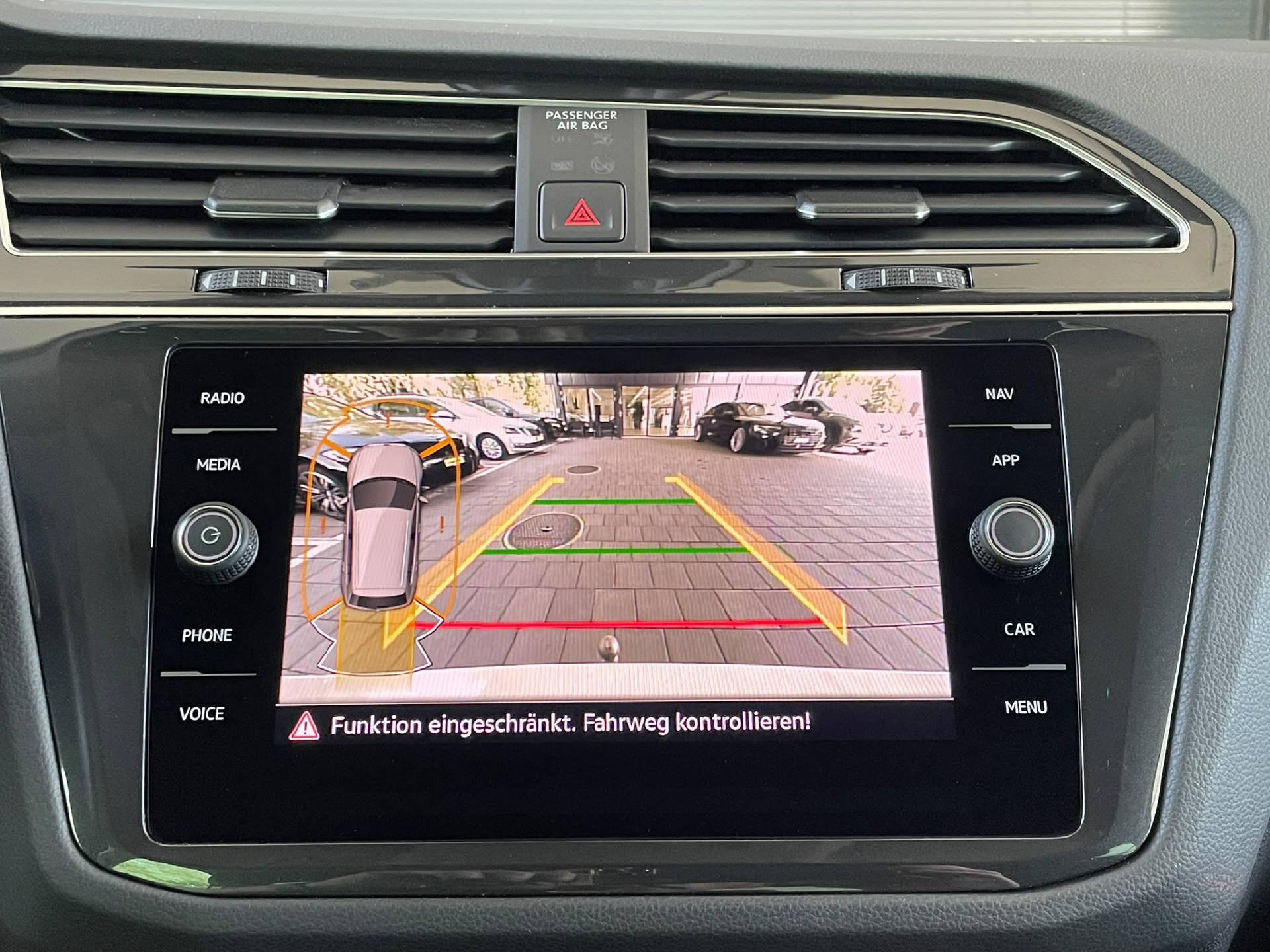 VW Tiguan 2.0 TDI SCR Elegance DSG-image-11