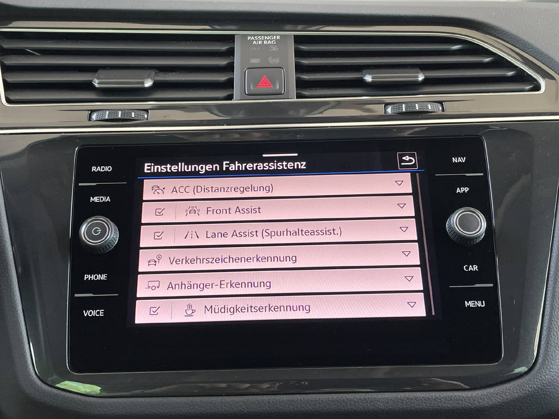 VW Tiguan 2.0 TDI SCR Elegance DSG-image-10