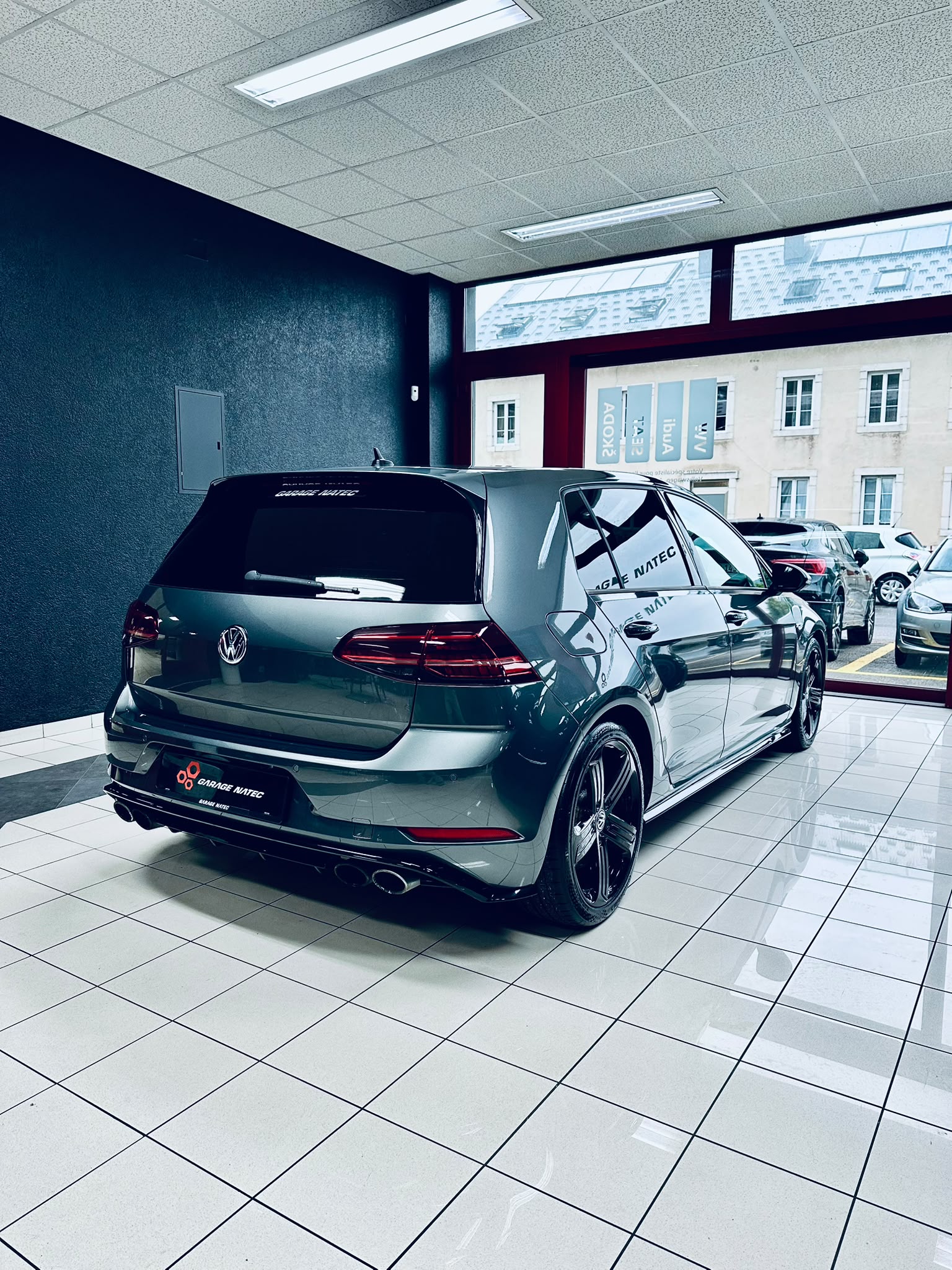VW Golf 2.0 TSI R 4Motion-image-1