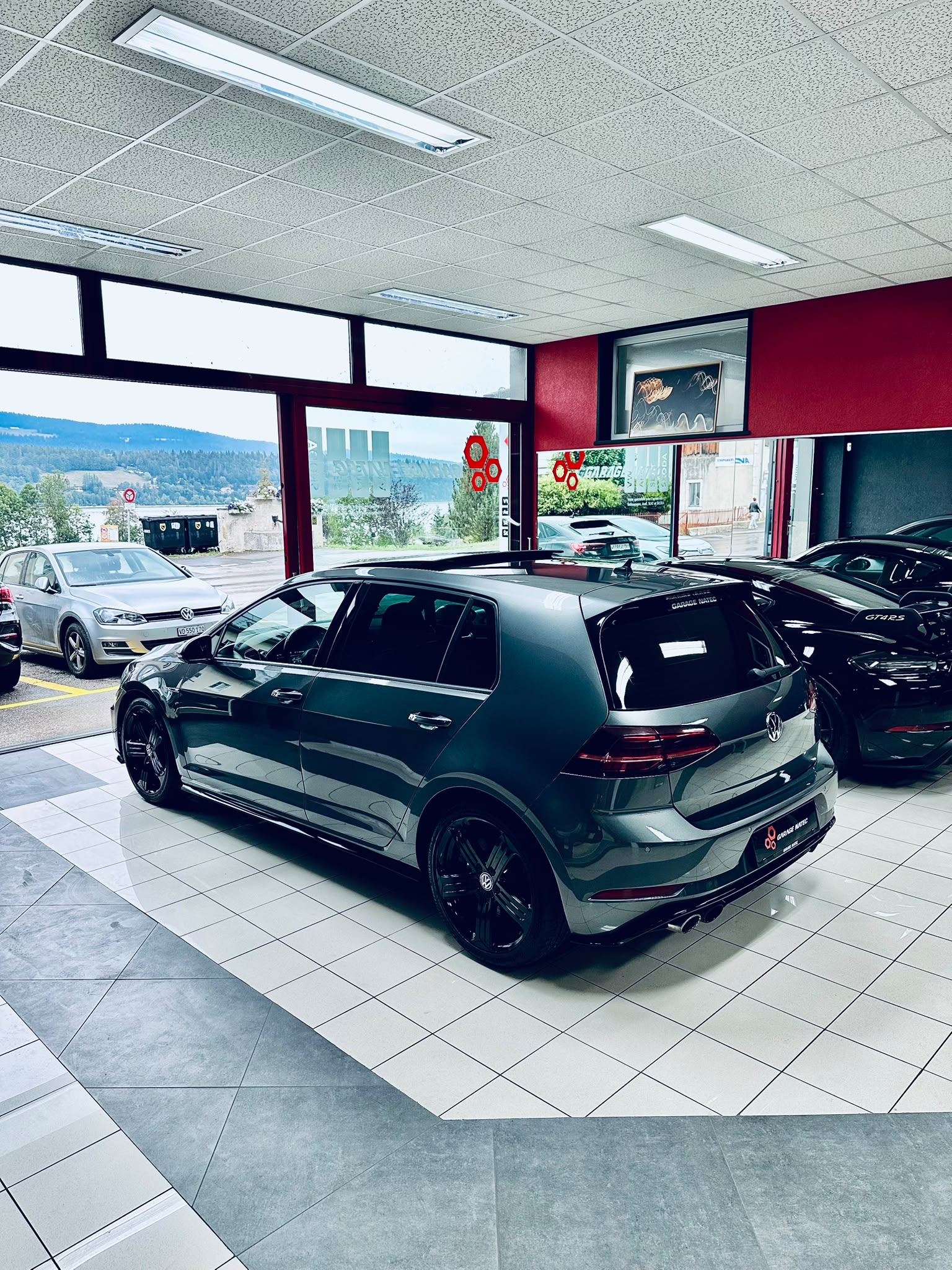 VW Golf 2.0 TSI R 4Motion-image-2