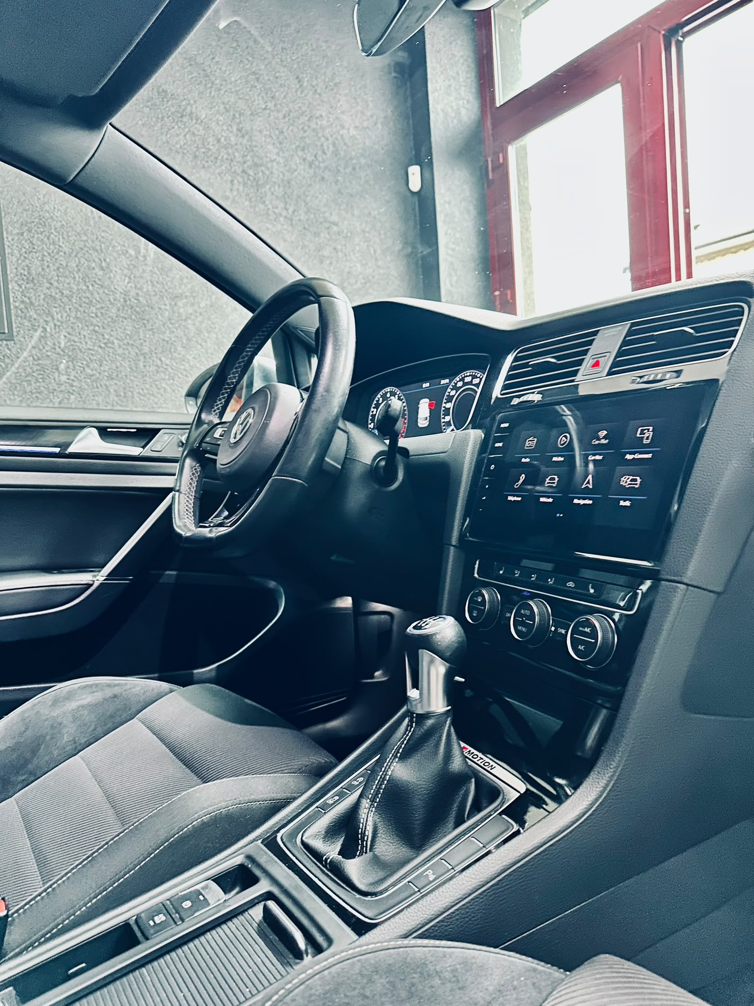VW Golf 2.0 TSI R 4Motion-image-3