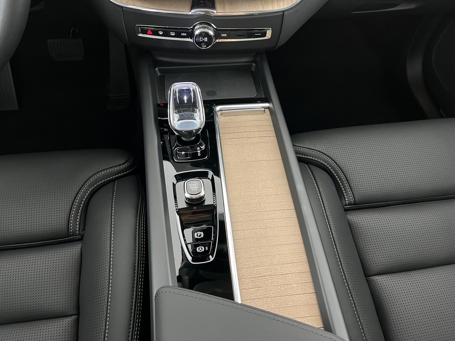VOLVO XC60 2.0 T8 TE Ultra Dark eAWD-image-14