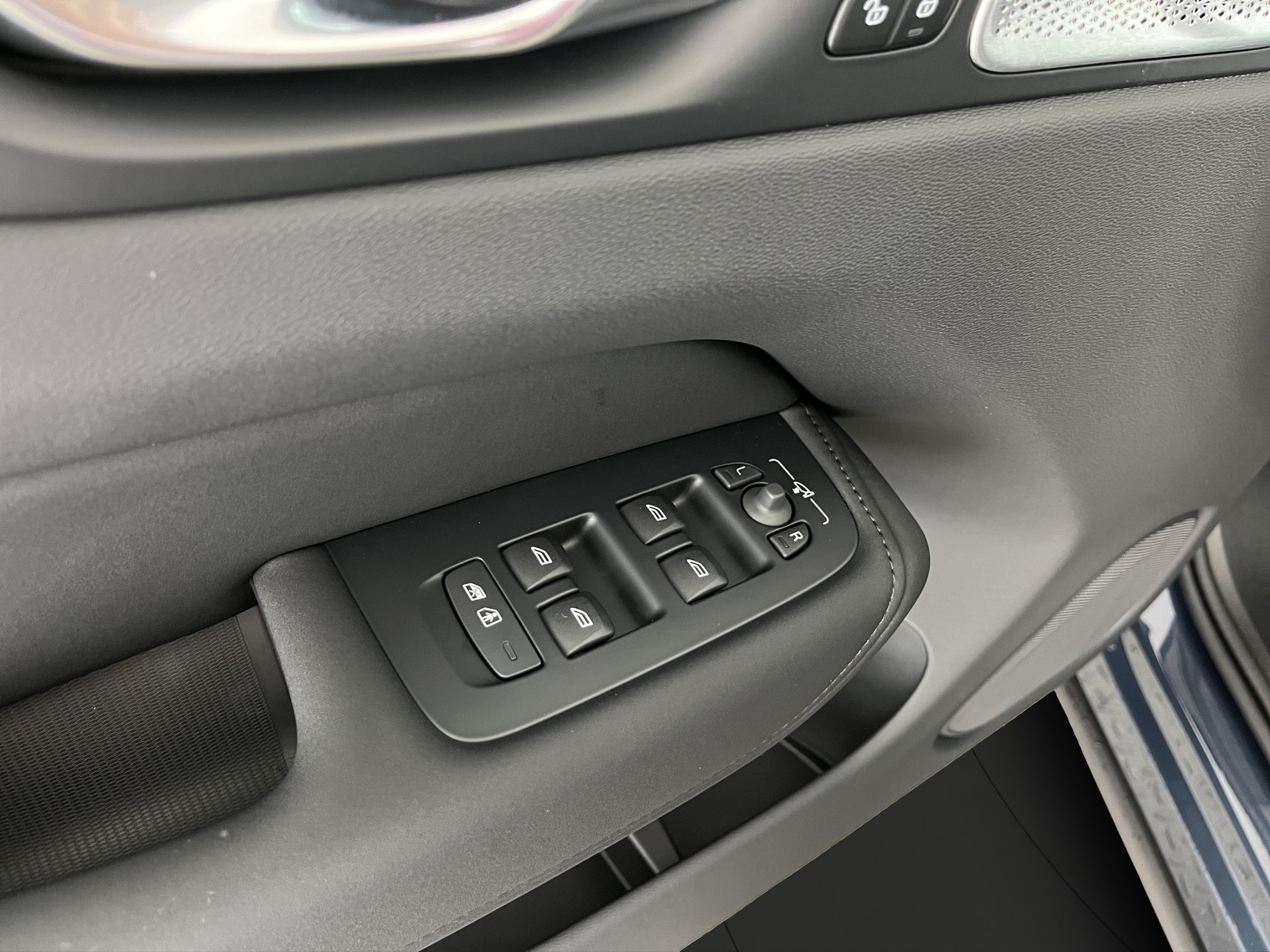 VOLVO XC60 2.0 T8 TE Ultra Dark eAWD-image-11