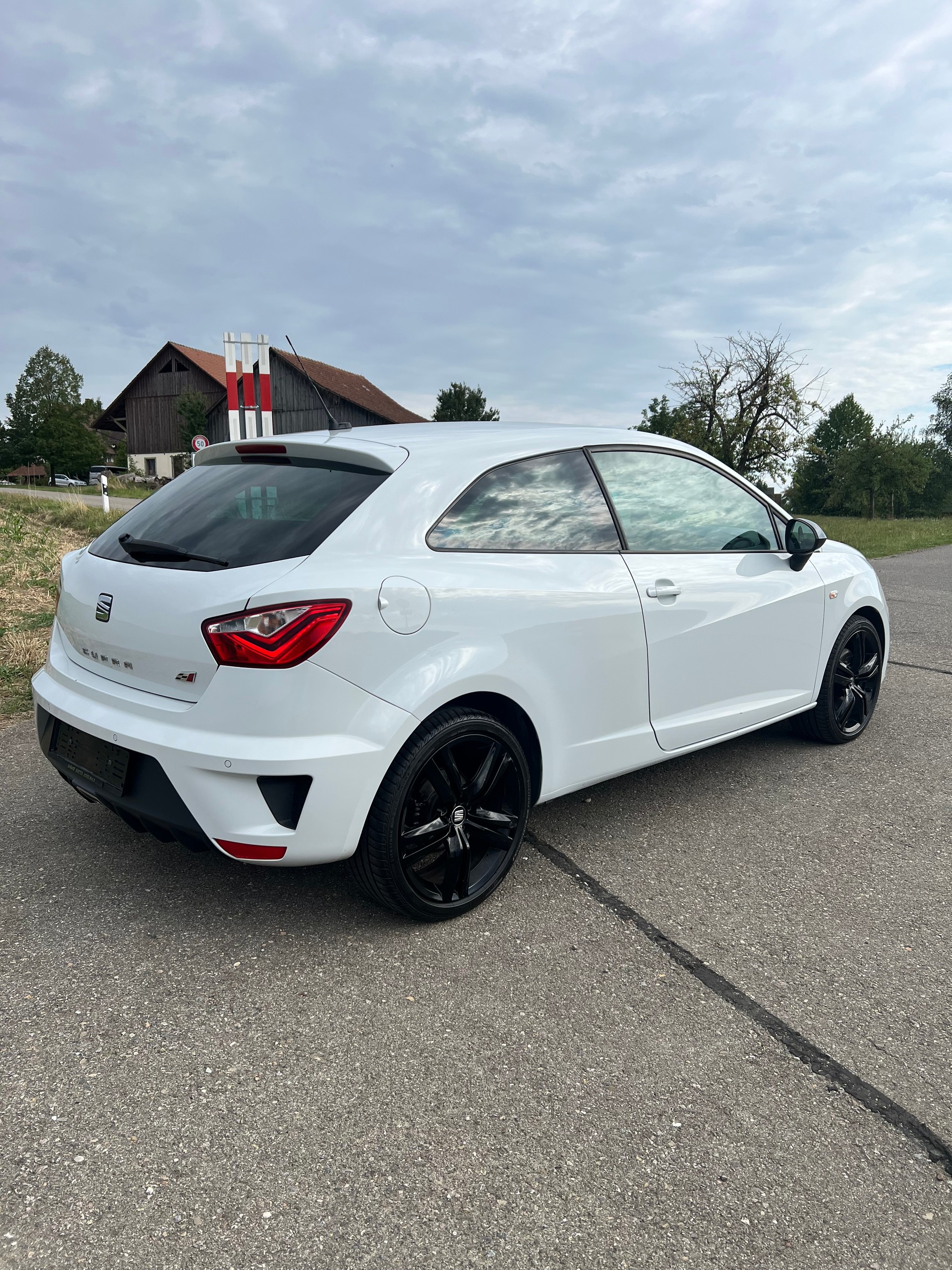 SEAT Ibiza SC 1.4 TSI Cupra DSG-image-3