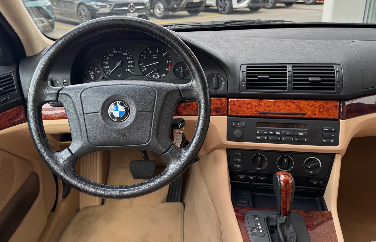 BMW 528i-image-13