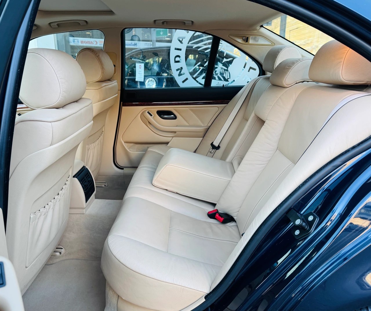 BMW 528i-image-8
