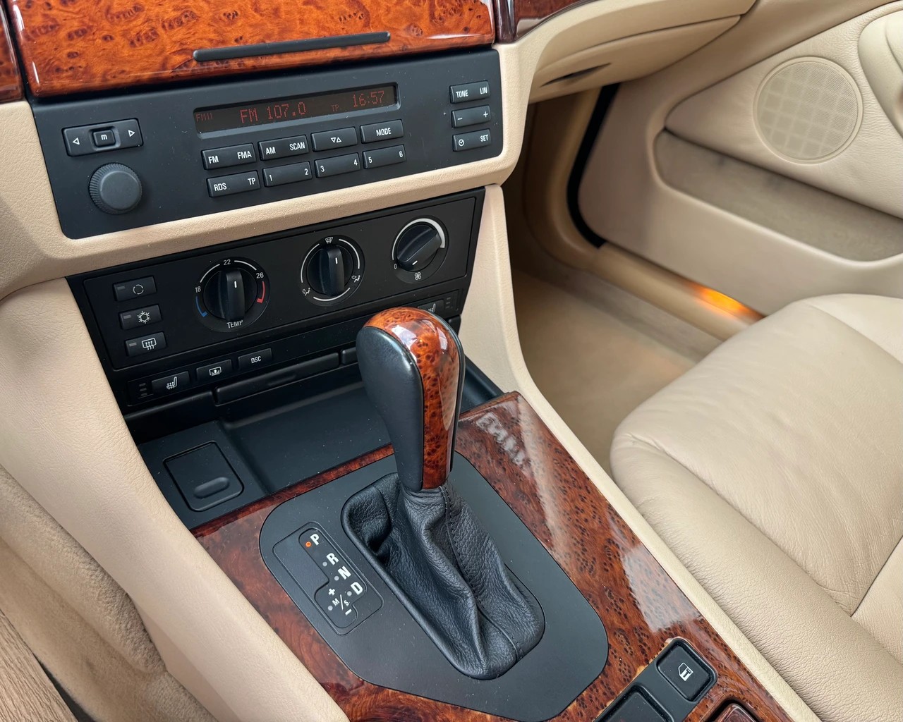 BMW 528i-image-16
