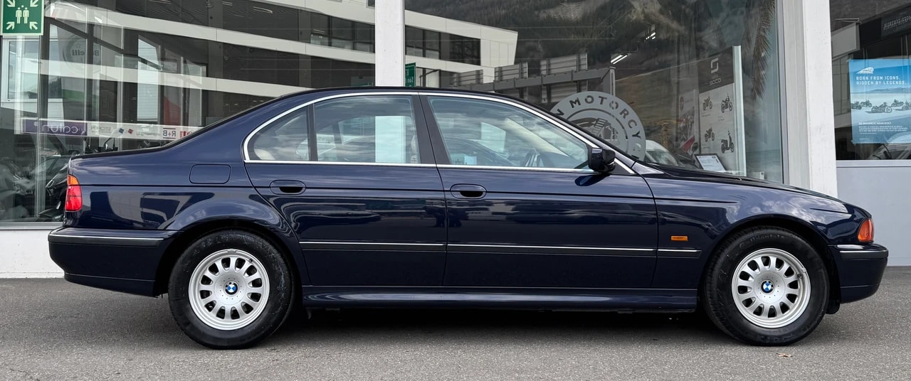 BMW 528i-image-1