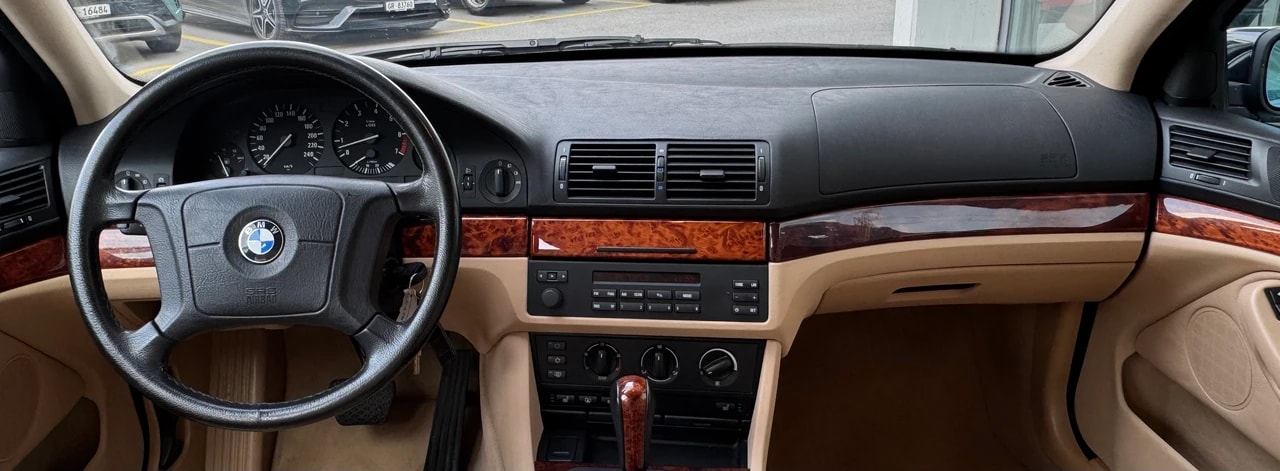 BMW 528i-image-12