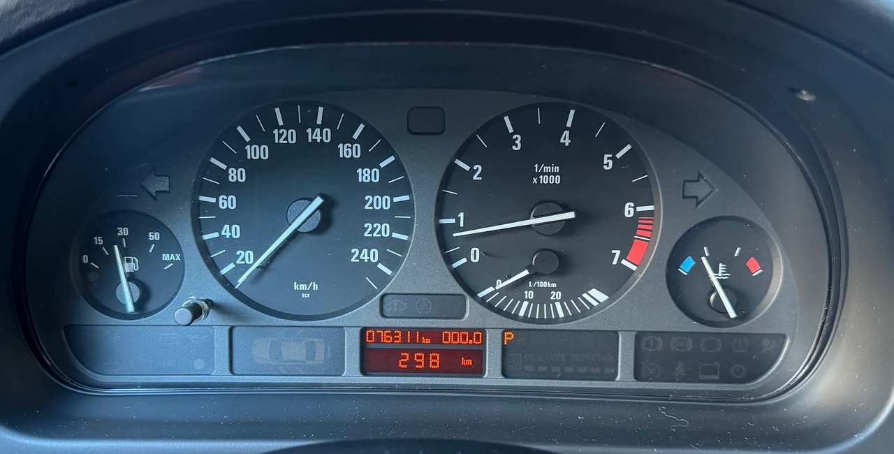 BMW 528i-image-14