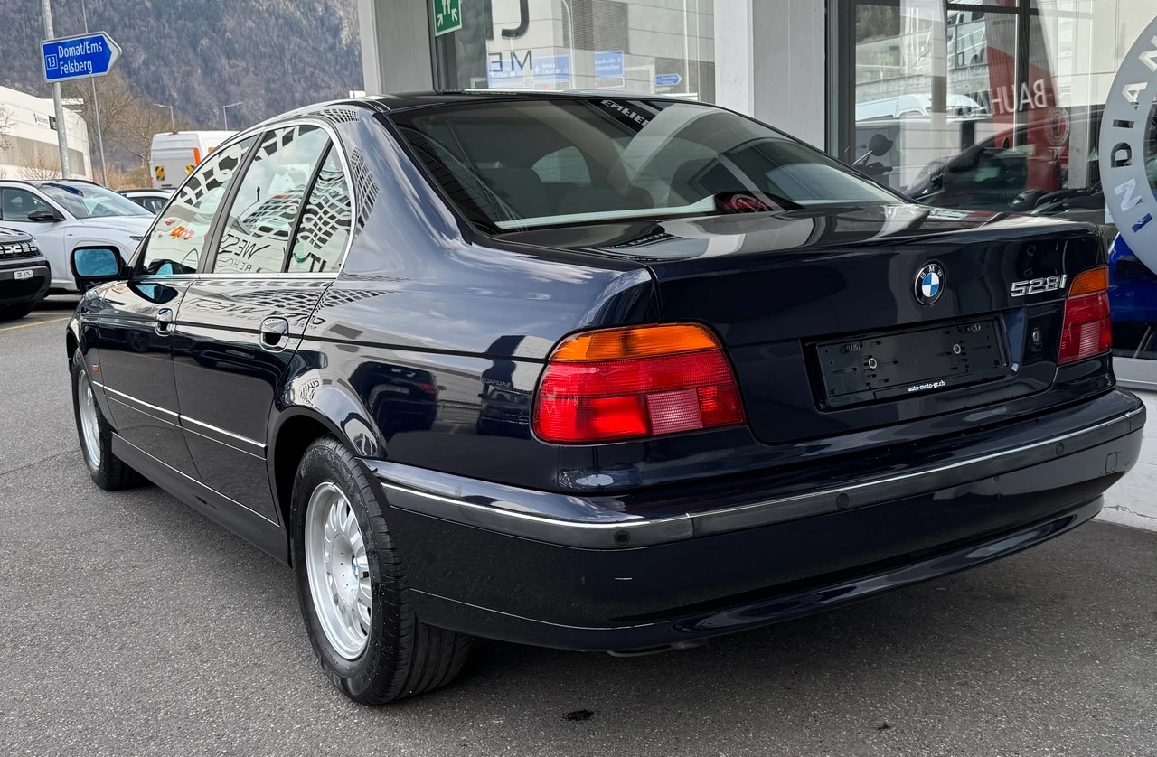 BMW 528i-image-3