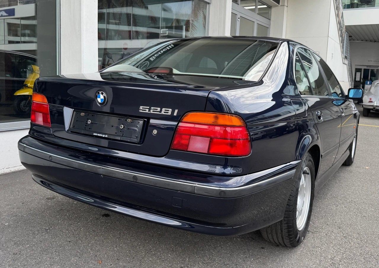 BMW 528i-image-4