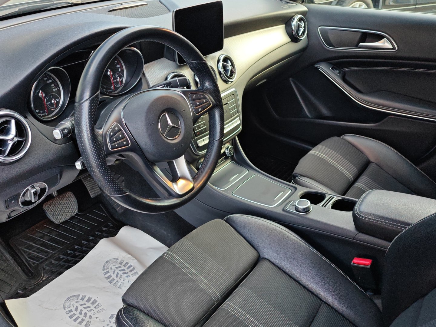 MERCEDES-BENZ GLA 250 Urban 4Matic 7G-DCT – 211 ch, caméra, 2 jeux de roues [Expertisé + Garantie 12 mois]-image-13