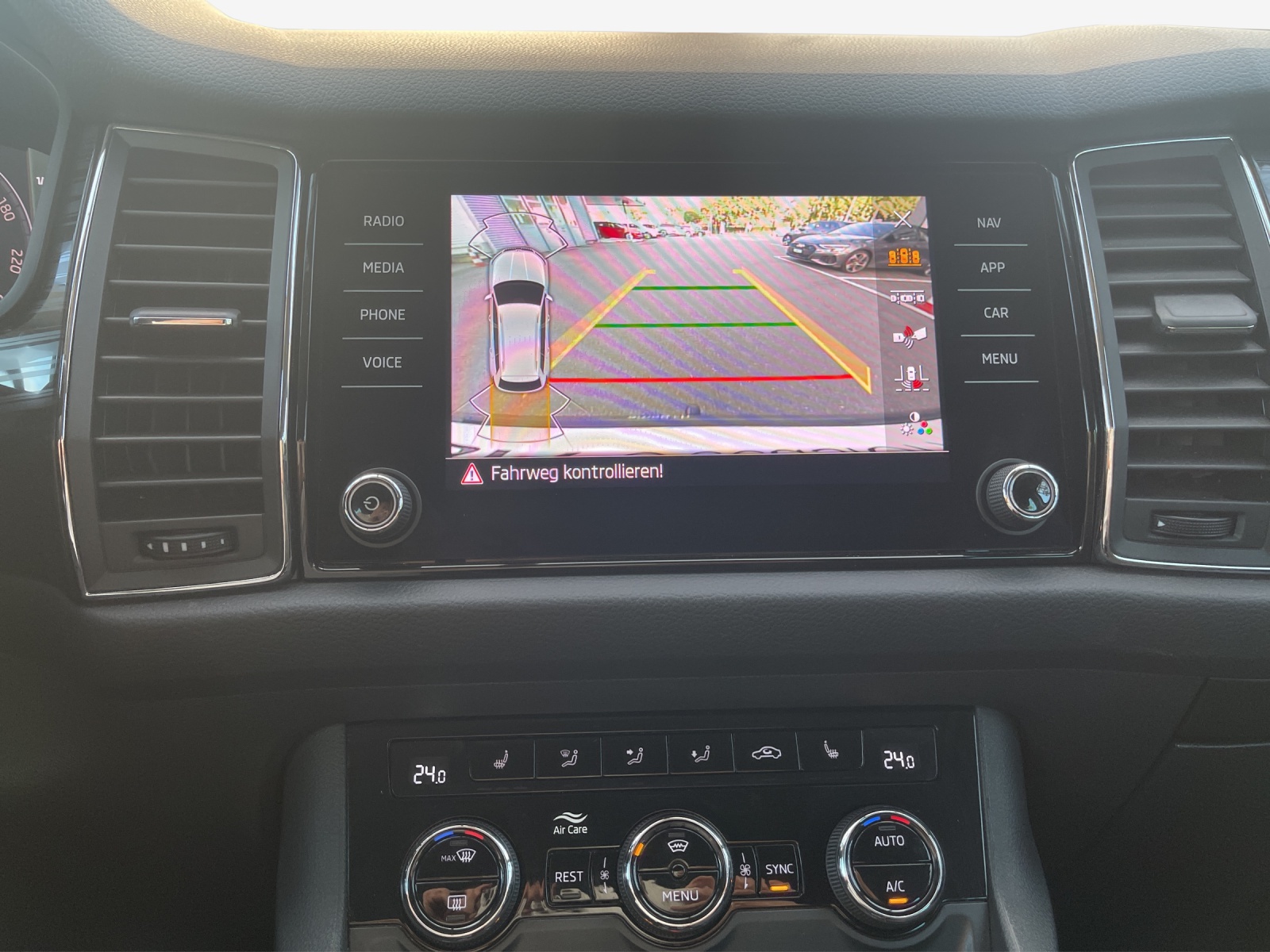 SKODA Kodiaq 2.0 TDI SCR Drive 4x4 DSG-image-15