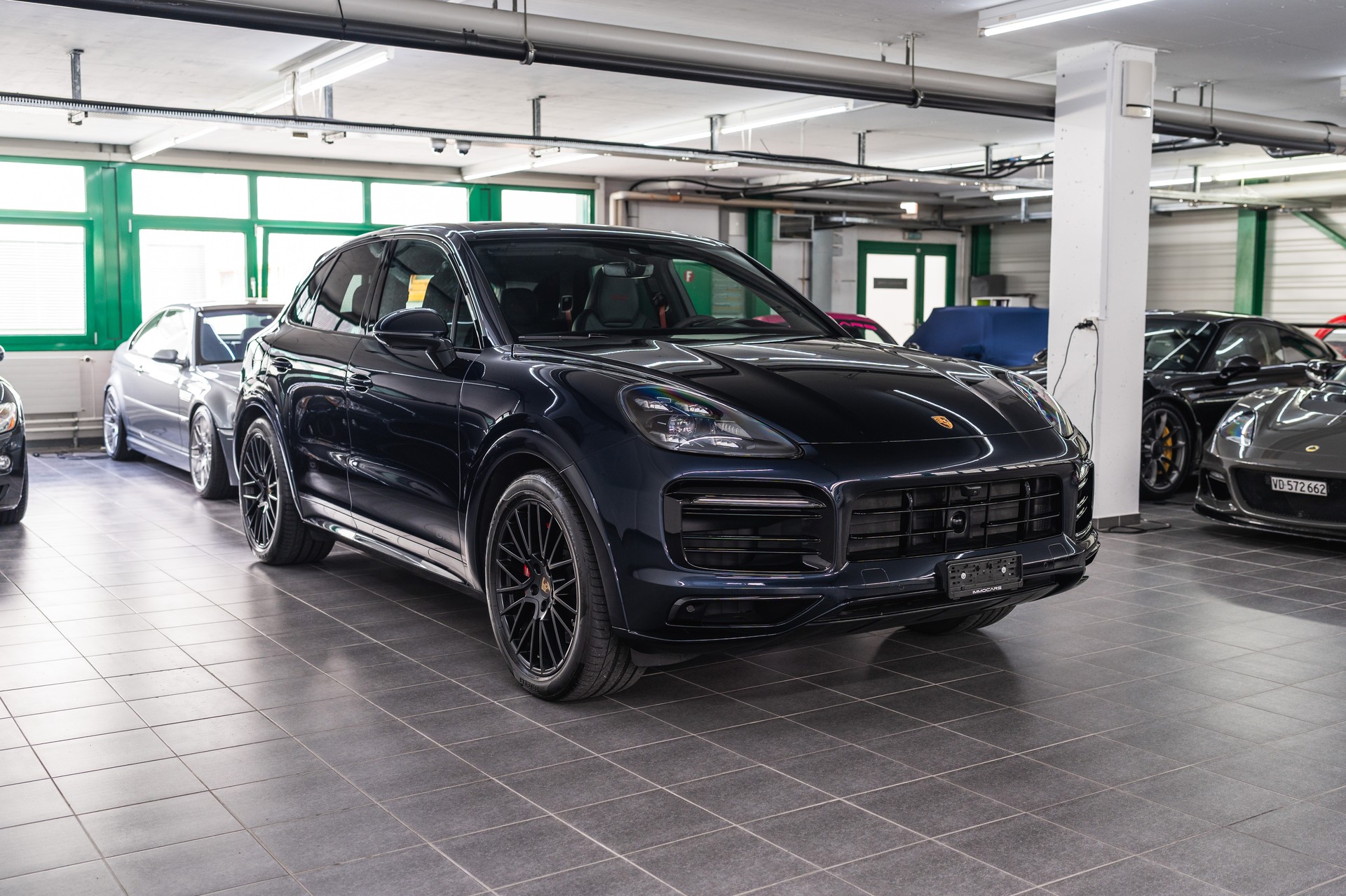PORSCHE Cayenne GTS-showroom-element-2