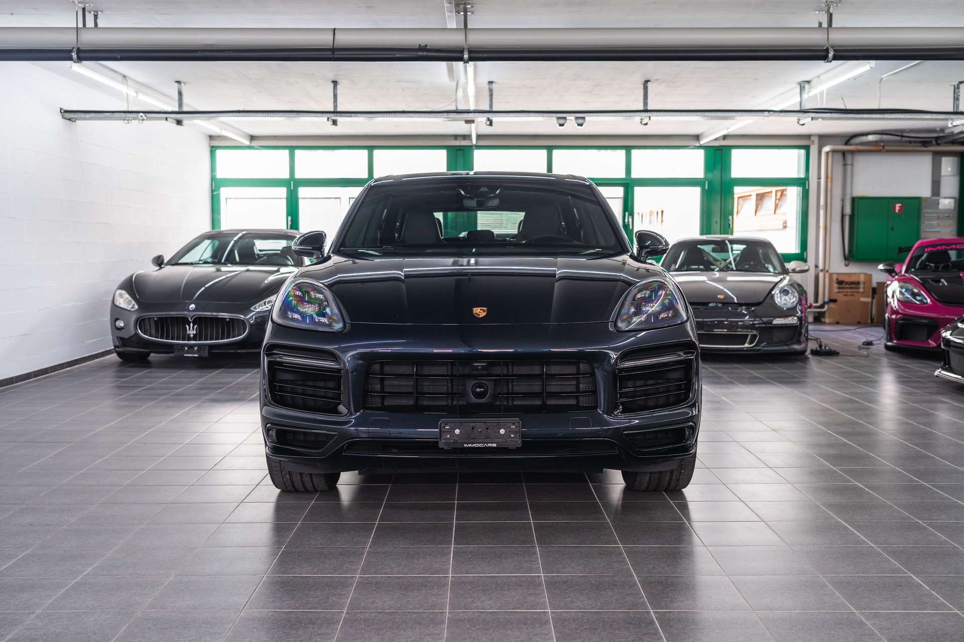 PORSCHE Cayenne GTS-showroom-element-1