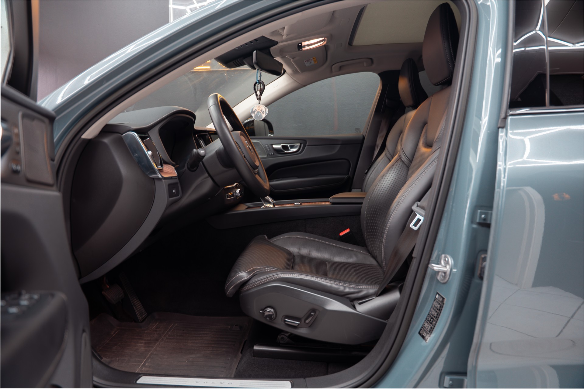 VOLVO XC60 B5 Diesel Mild Hybrid AWD Ultimate Bright Geartronic-image-6