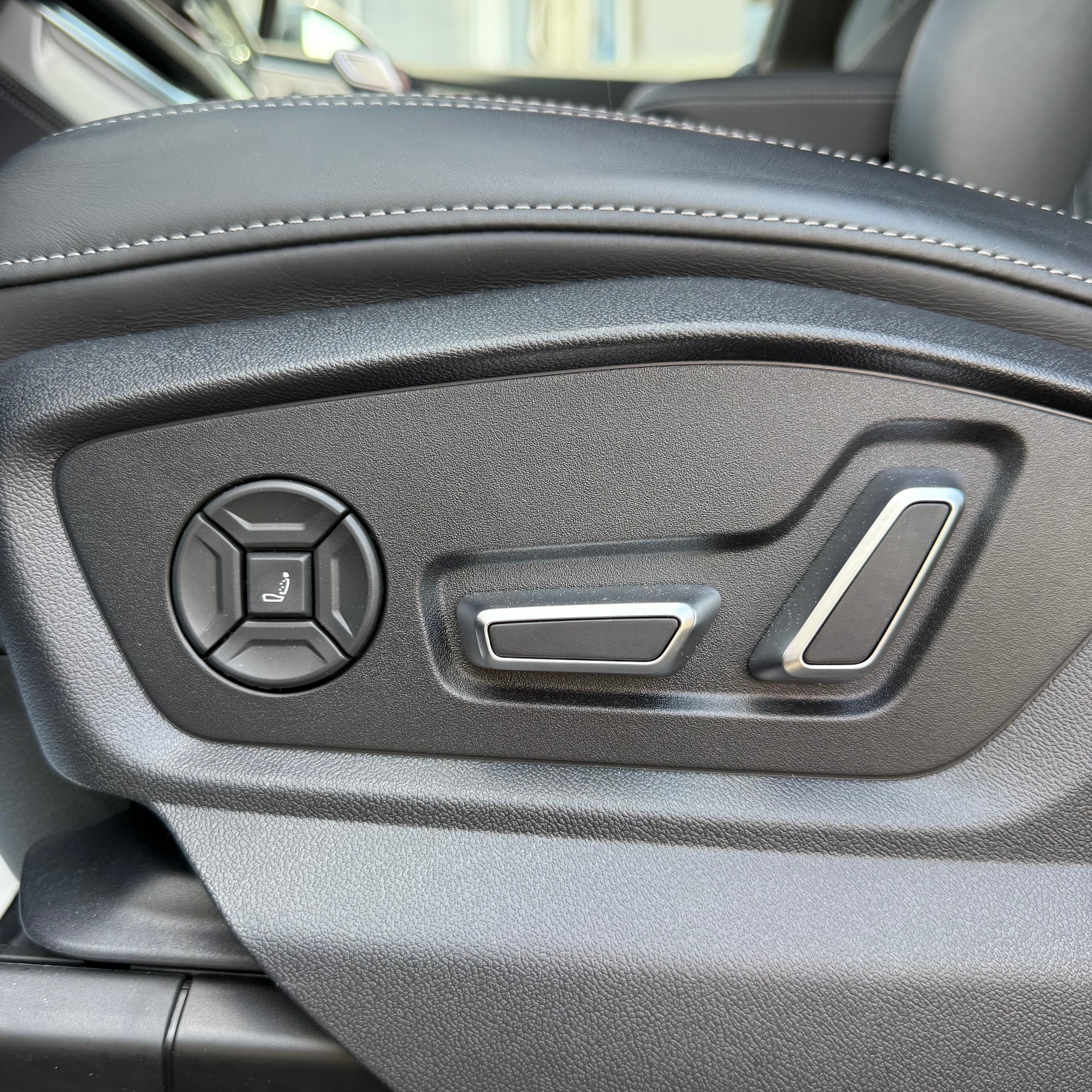 AUDI Q7 50 TDI quattro S Line tiptronic *CH-FAHRZEUG - 4 JAHRE GARANTIE - GRATIS SERVICE - 7 SITZE*-image-10