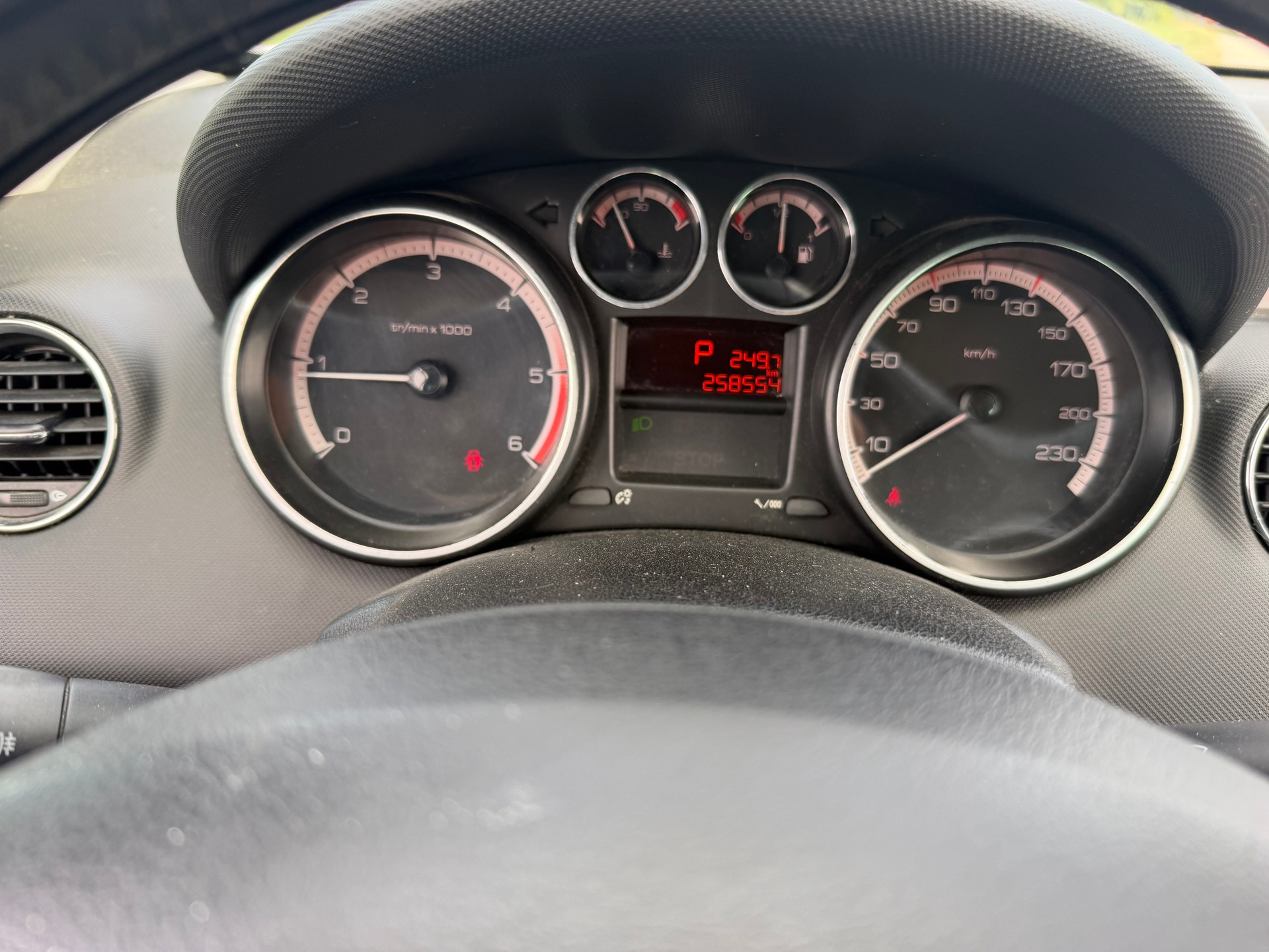 PEUGEOT 308 SW 2.0 HDI Sport Automatic-image-14