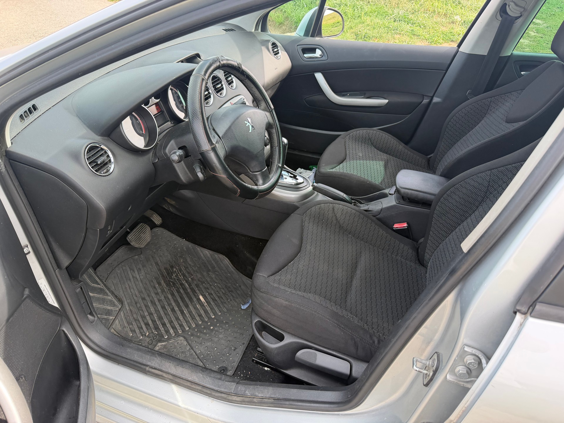 PEUGEOT 308 SW 2.0 HDI Sport Automatic-image-12