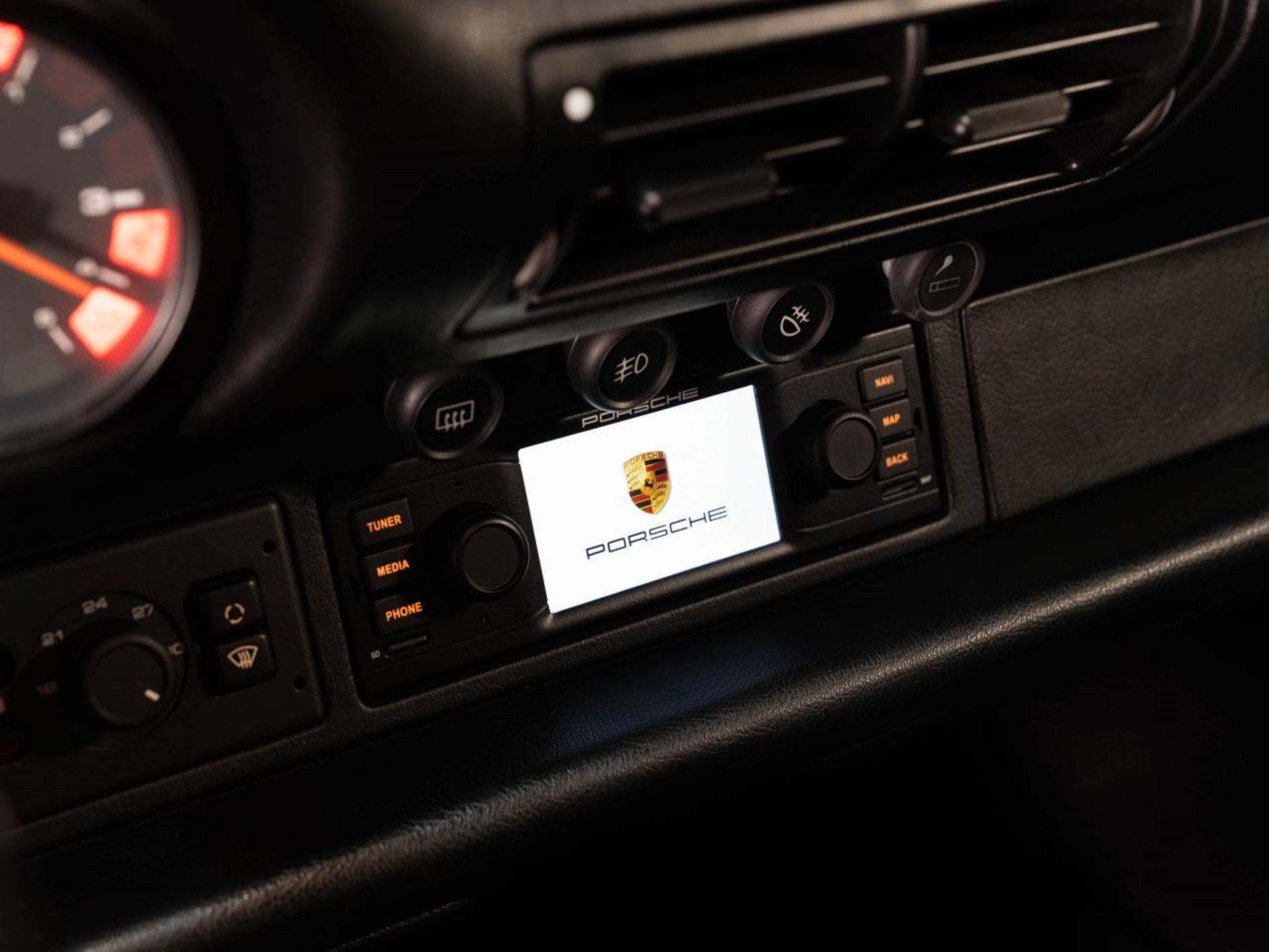 PORSCHE 911 Targa-image-12