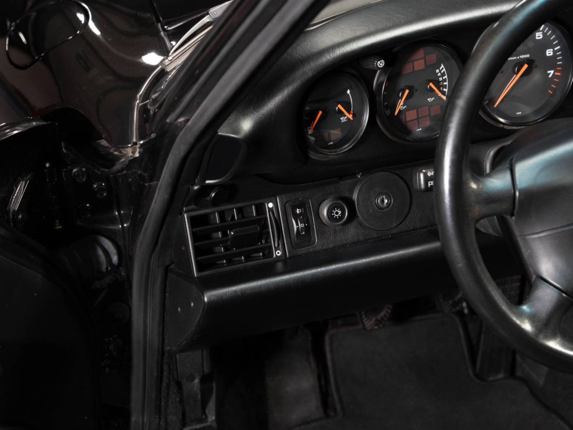 PORSCHE 911 Targa-image-14