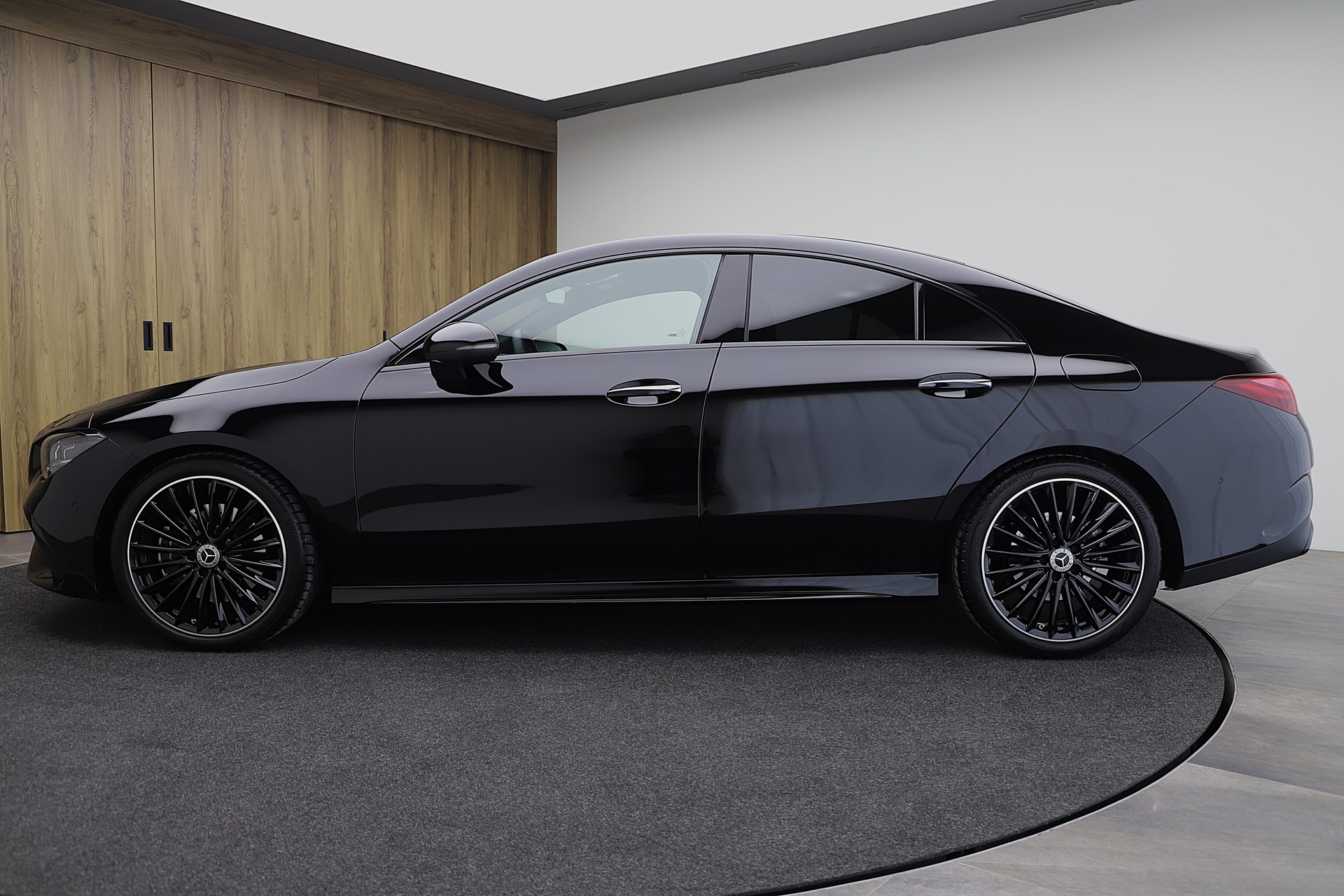 MERCEDES-BENZ CLA 200 d 7G-DCT AMG Line Night Edition und Advanced Plus-image-2