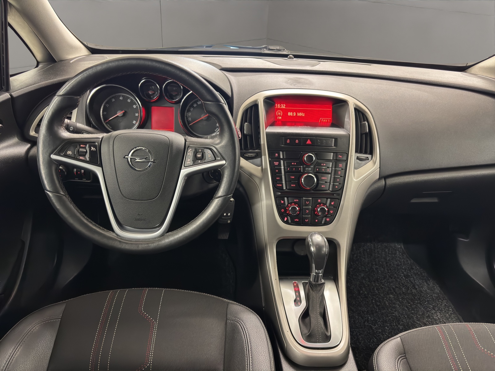 OPEL Astra 1.4i 16V Turbo Automatic-image-13
