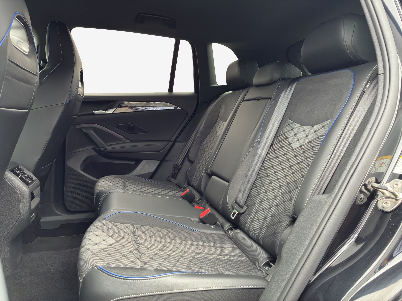 VW Tiguan 2.0 TDI SCR R-Line 4Motion DSG-image-11