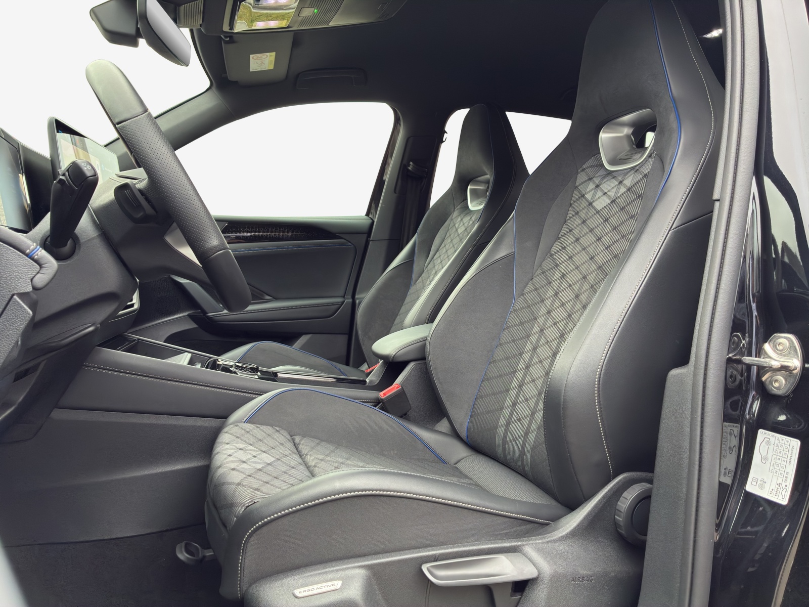 VW Tiguan 2.0 TDI SCR R-Line 4Motion DSG-image-7