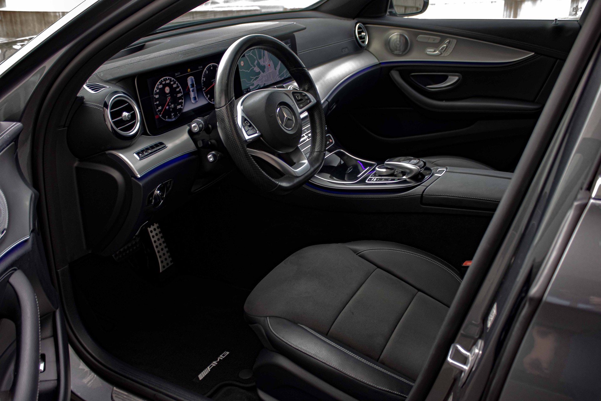 MERCEDES-BENZ E 200 AMG Line 4Matic 9G-Tronic-image-9