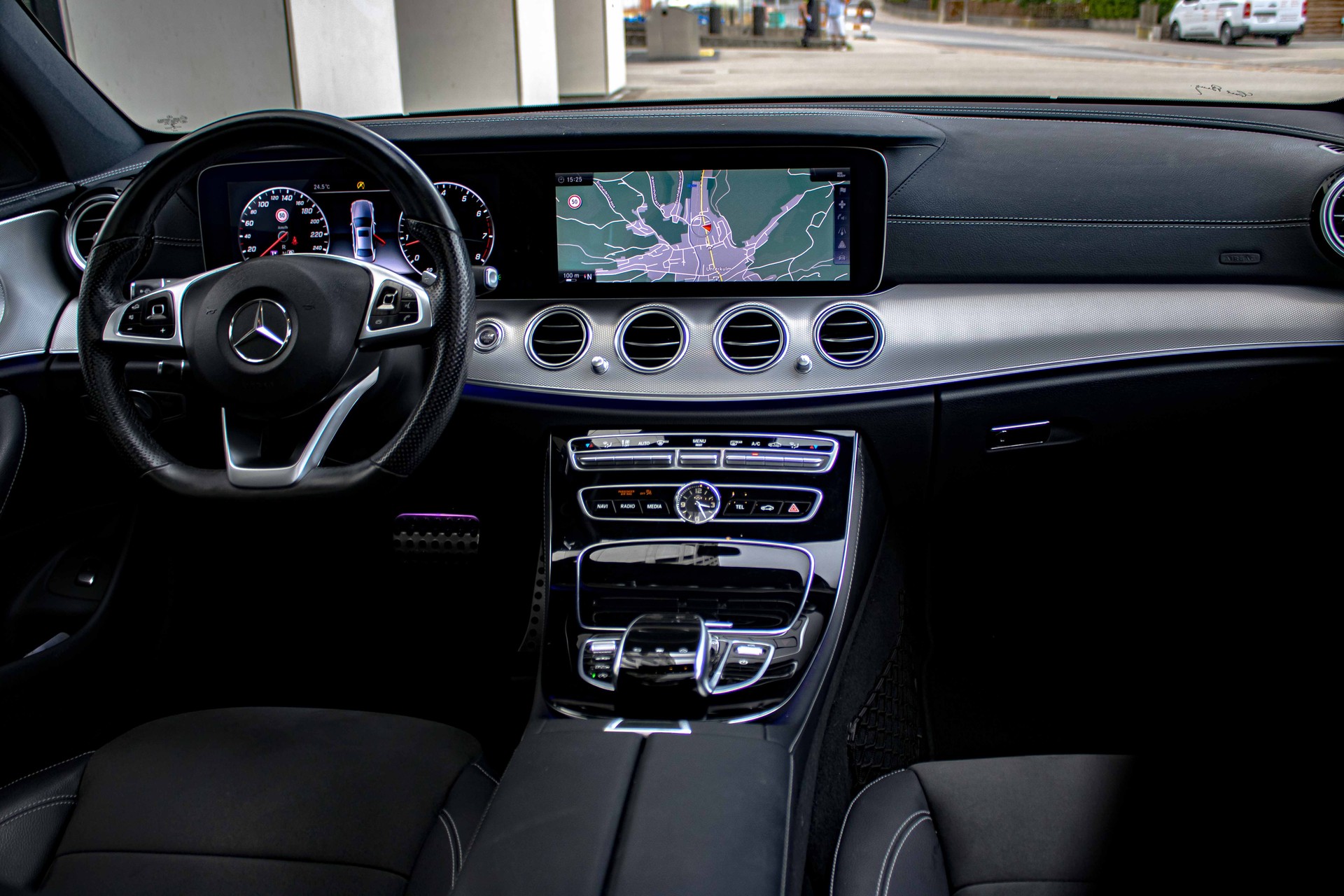 MERCEDES-BENZ E 200 AMG Line 4Matic 9G-Tronic-image-11