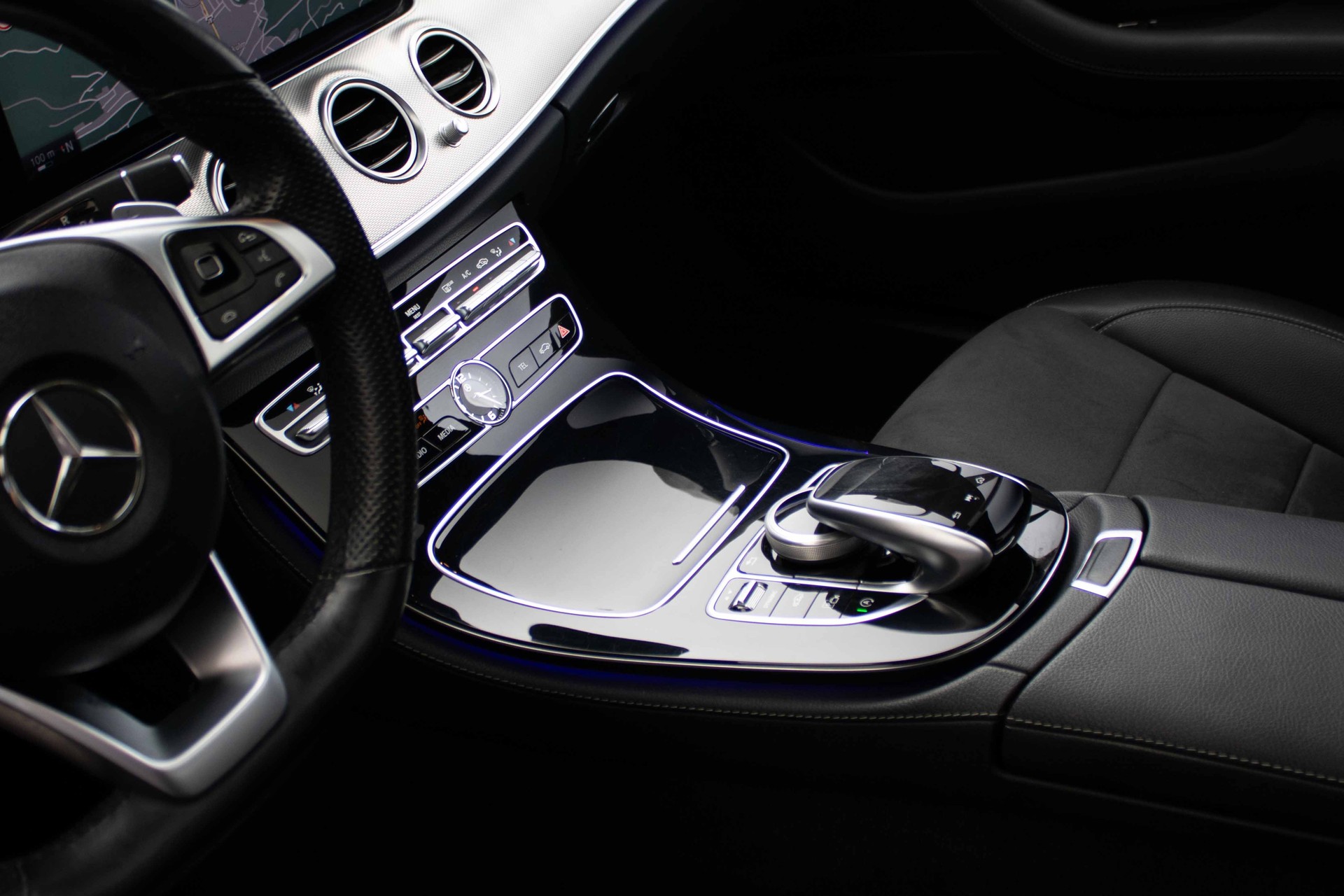 MERCEDES-BENZ E 200 AMG Line 4Matic 9G-Tronic-image-10