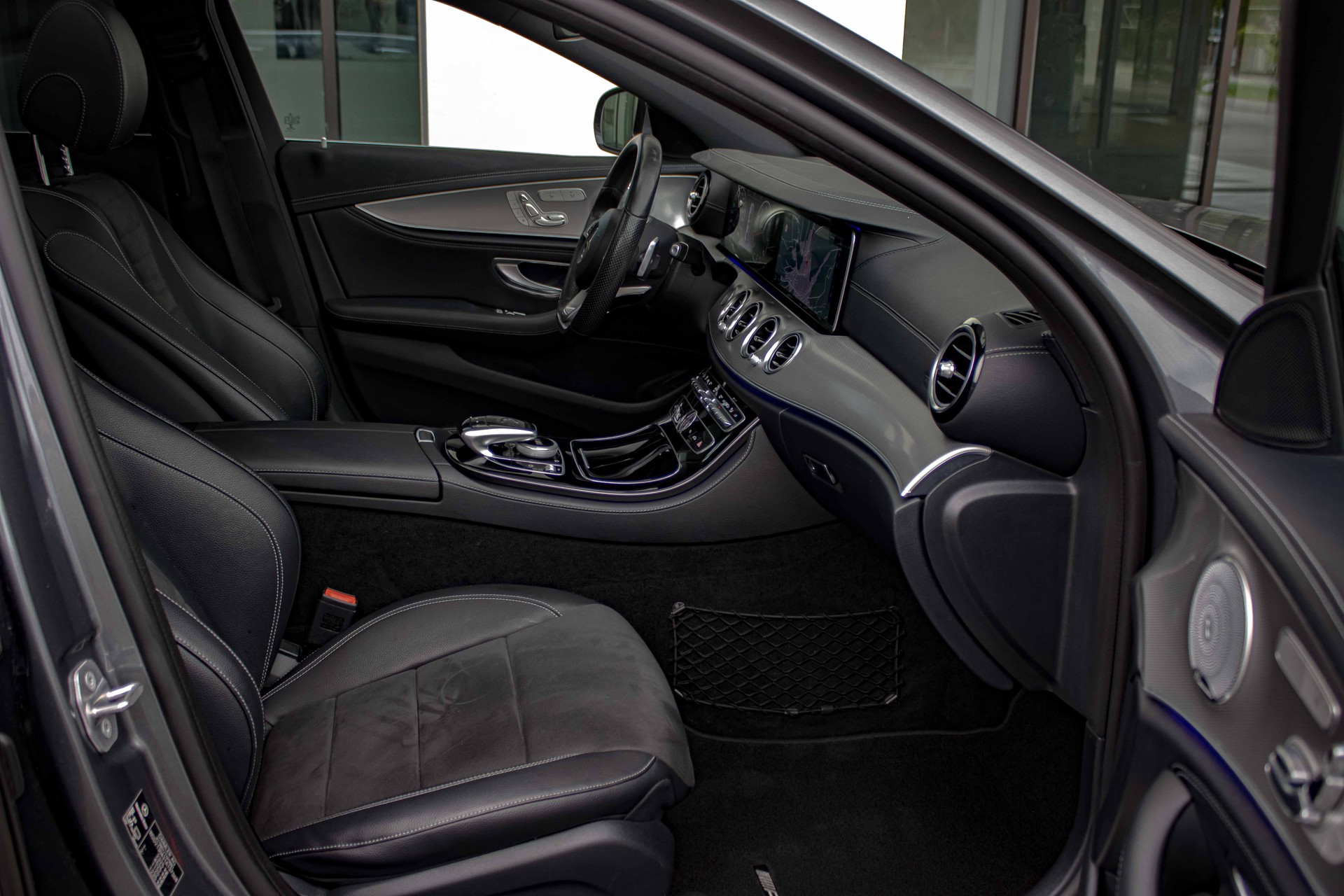 MERCEDES-BENZ E 200 AMG Line 4Matic 9G-Tronic-image-17